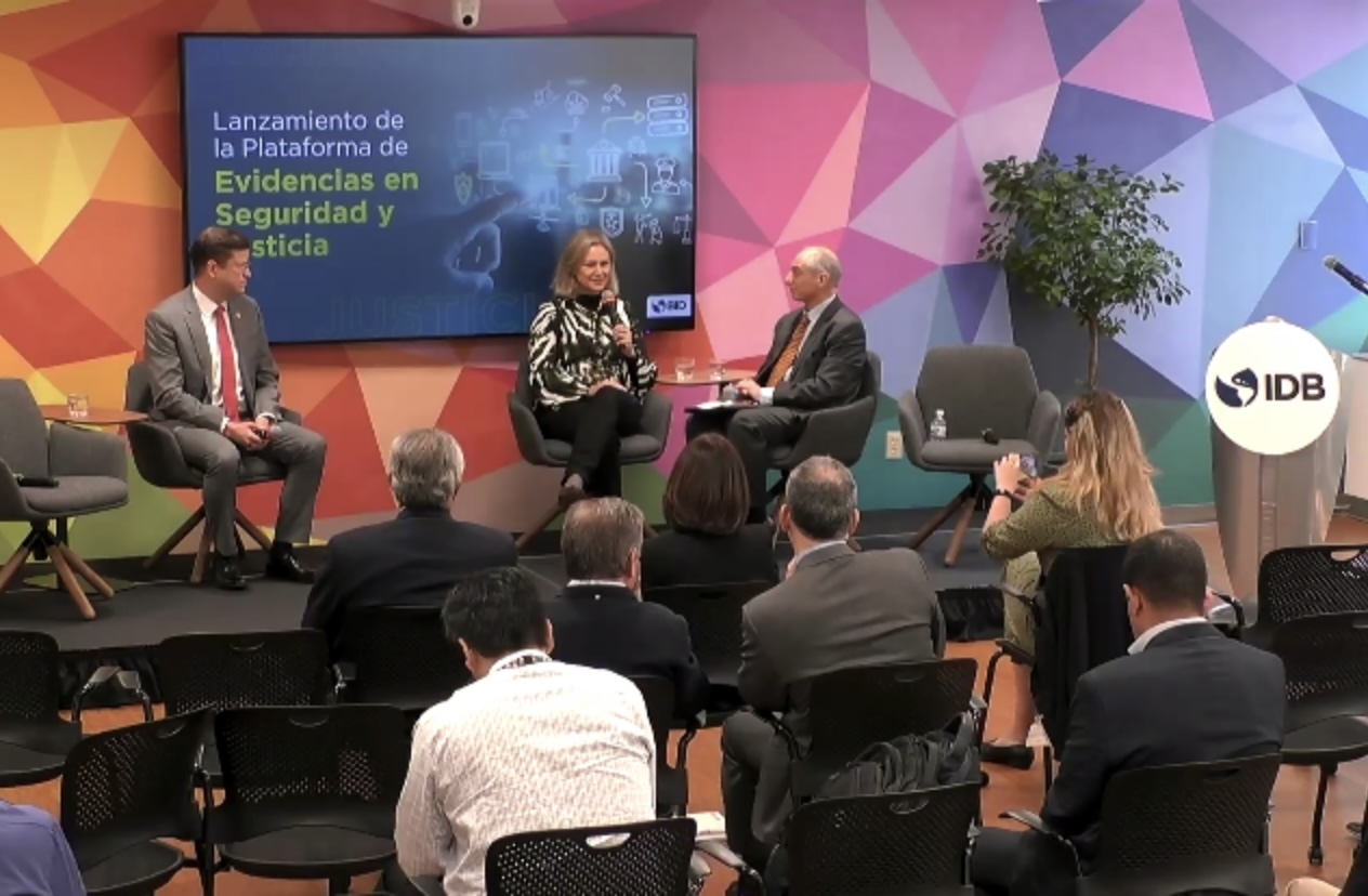 Prefeita apresentou a experiência exitosa com o Pacto Pelotas pela Paz no lançamento da Plataforma de Evidências em Segurança Pública do BID, em Washington, capital americana