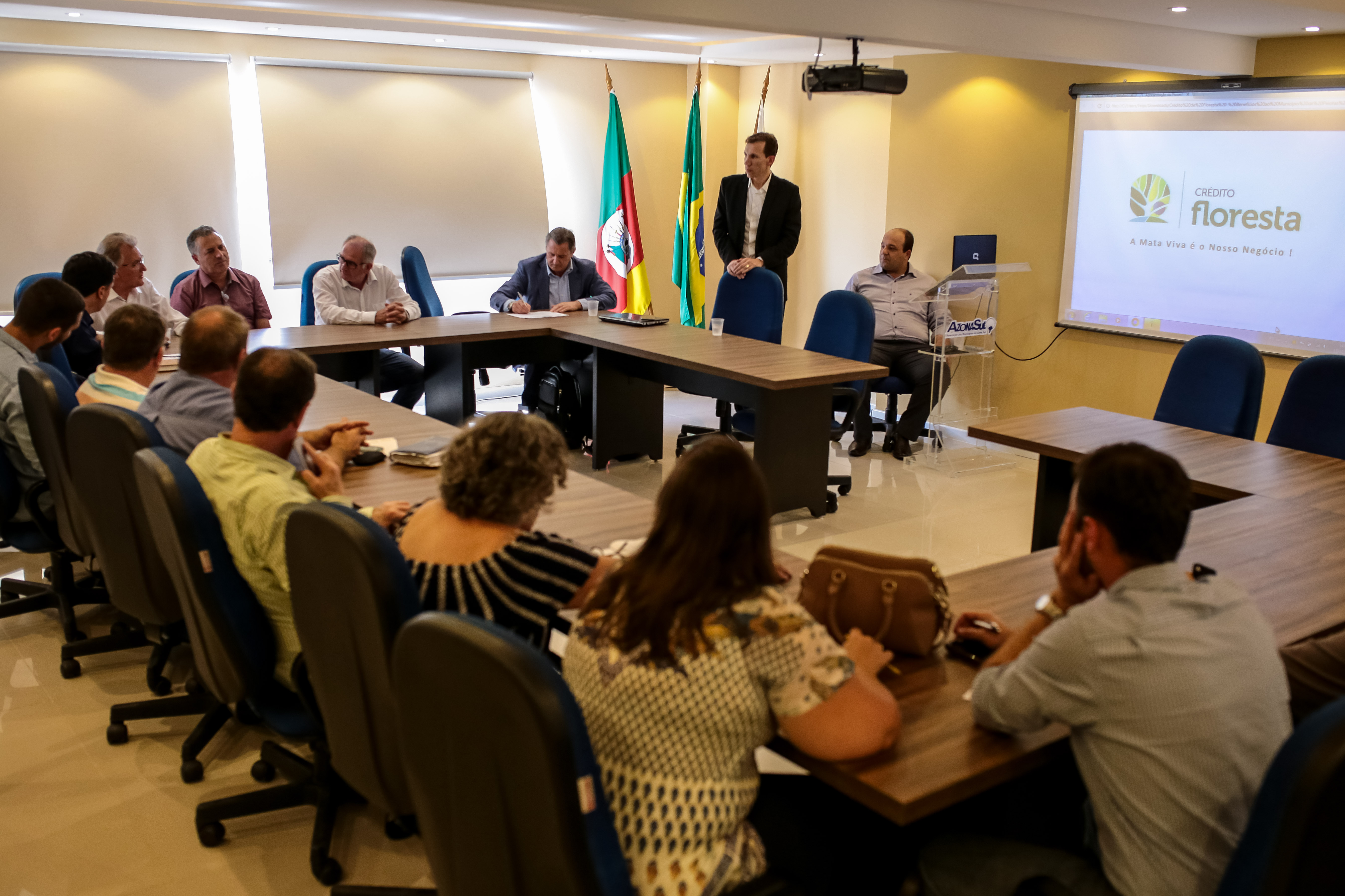 Prefeitura acompanha apresentação sobre Crédito de Floresta em reunião da Azonasul