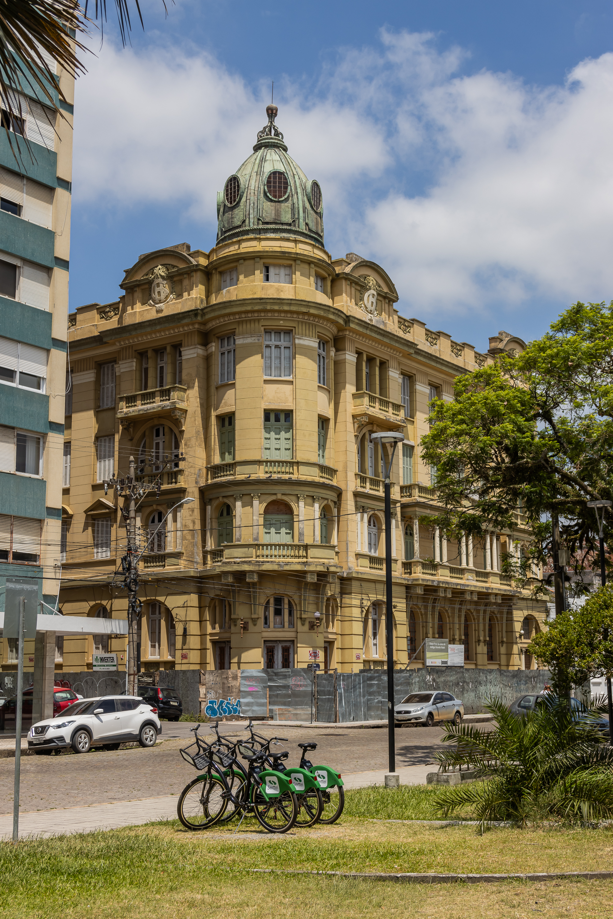 O Corpo de Bombeiros constatou instabilidade do adorno da cúpula no topo do imóvel de propriedade da UFPel. A rua segue interditada até a revogação da medida de precaução