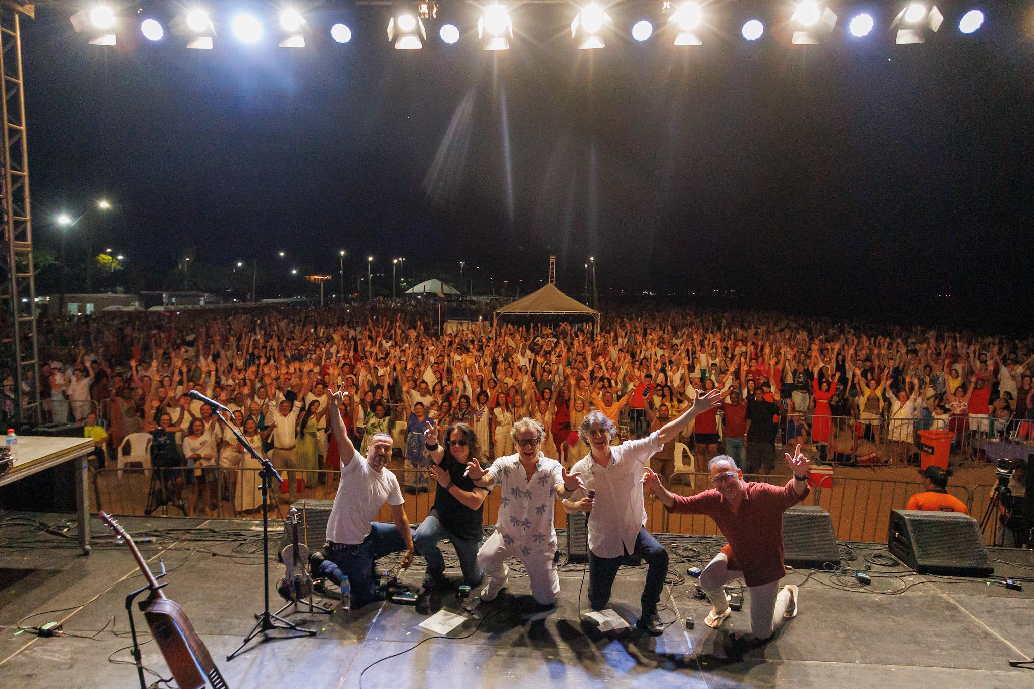 Ao som de músicos pelotenses consagrados, mais de 20 mil pessoas escolheram aguardar o novo ano na orla da praia