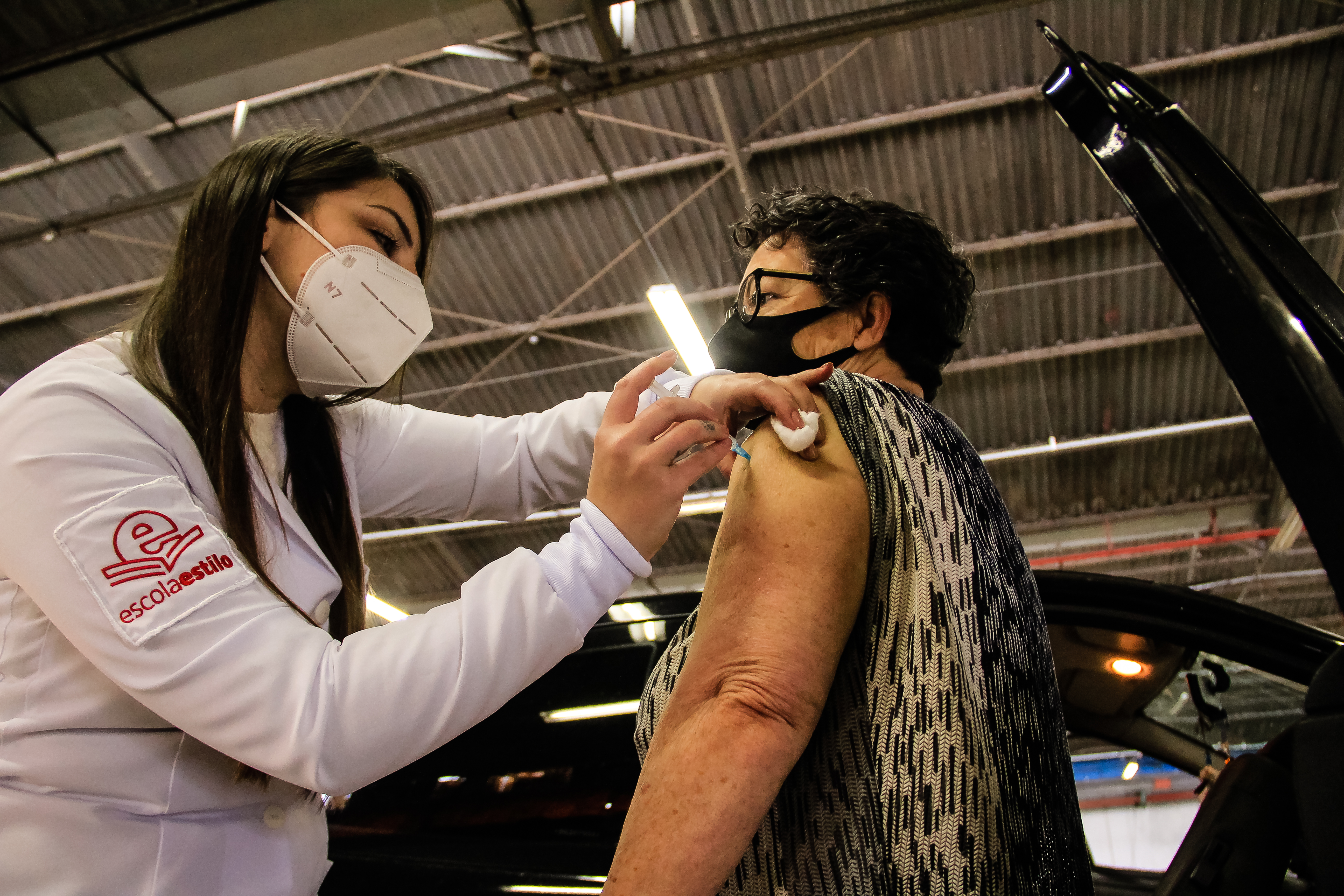 Com 15.4% da população com 2ª dose, município se destaca entre as 10 maiores cidades do Estado. Idosos de 63 e 64 anos que ainda não completaram a imunização, devem procurar os pontos nos bairros nesta terça-feira (22)