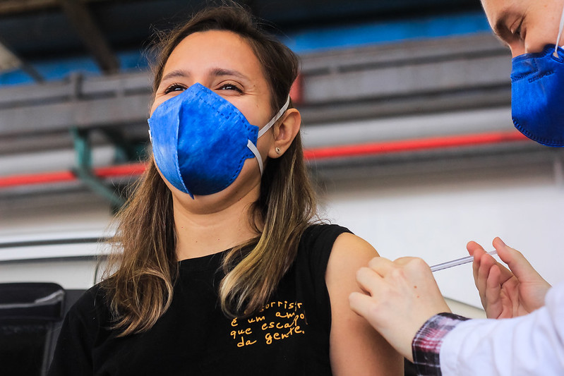 Quem se enquadra nessa faixa etária poderá receber a primeira dose contra o coronavírus no Centro de Eventos, nesta segunda-feira (23), ou nos bairros no dia 28