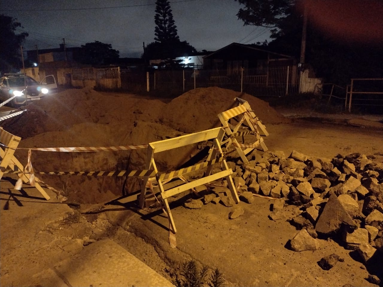 Após forte vazamento na rede de água, que já foi solucionado pelo Sanep, o trecho precisou ser fechado por agentes de Trânsito. Agora, a recomposição da via está sendo articulada pela autarquia