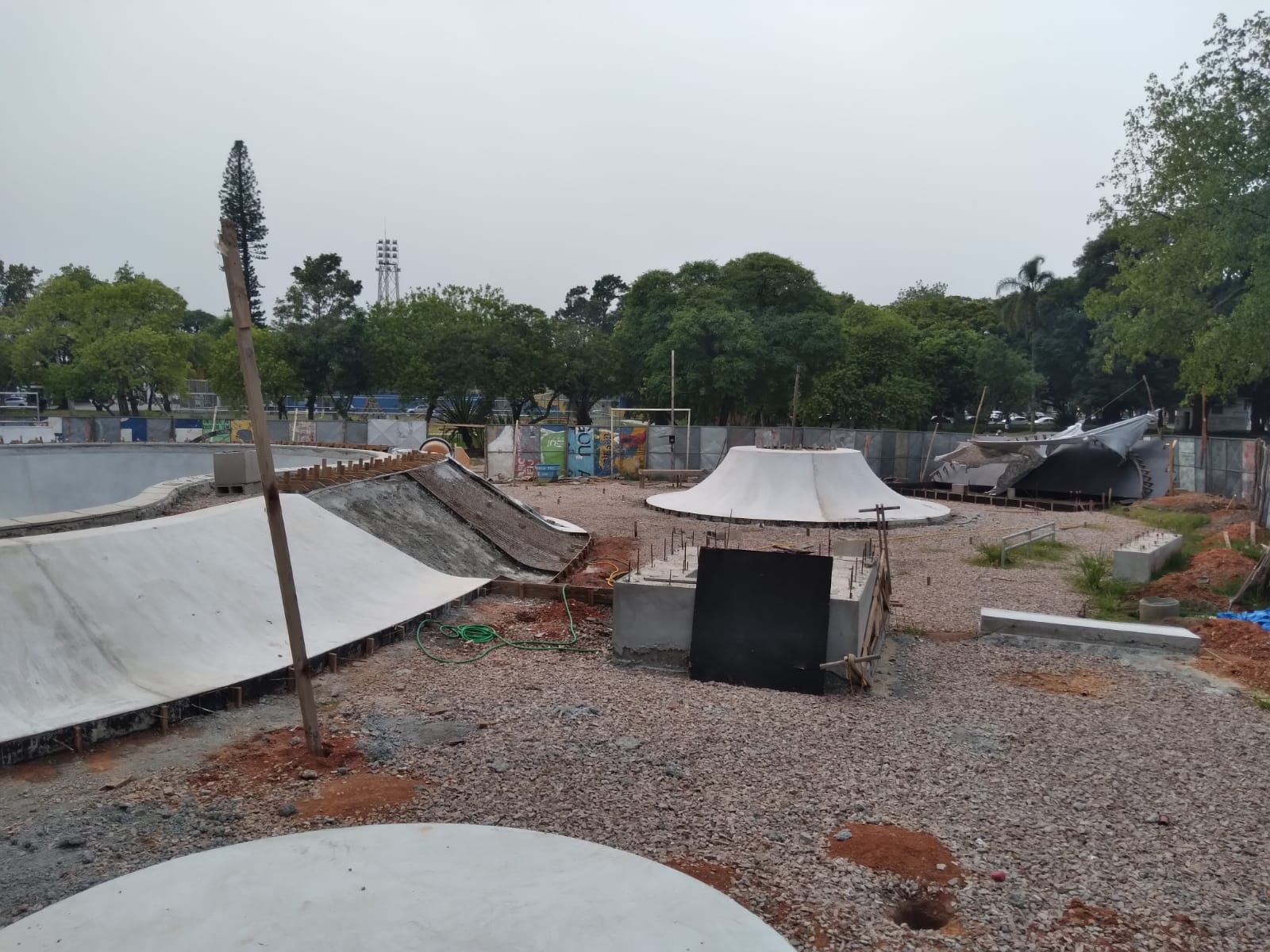Estão em pleno andamento as intervenções de concretagem da pista de skate, o fechamento da quadra e o contrapiso dos caminhos internos