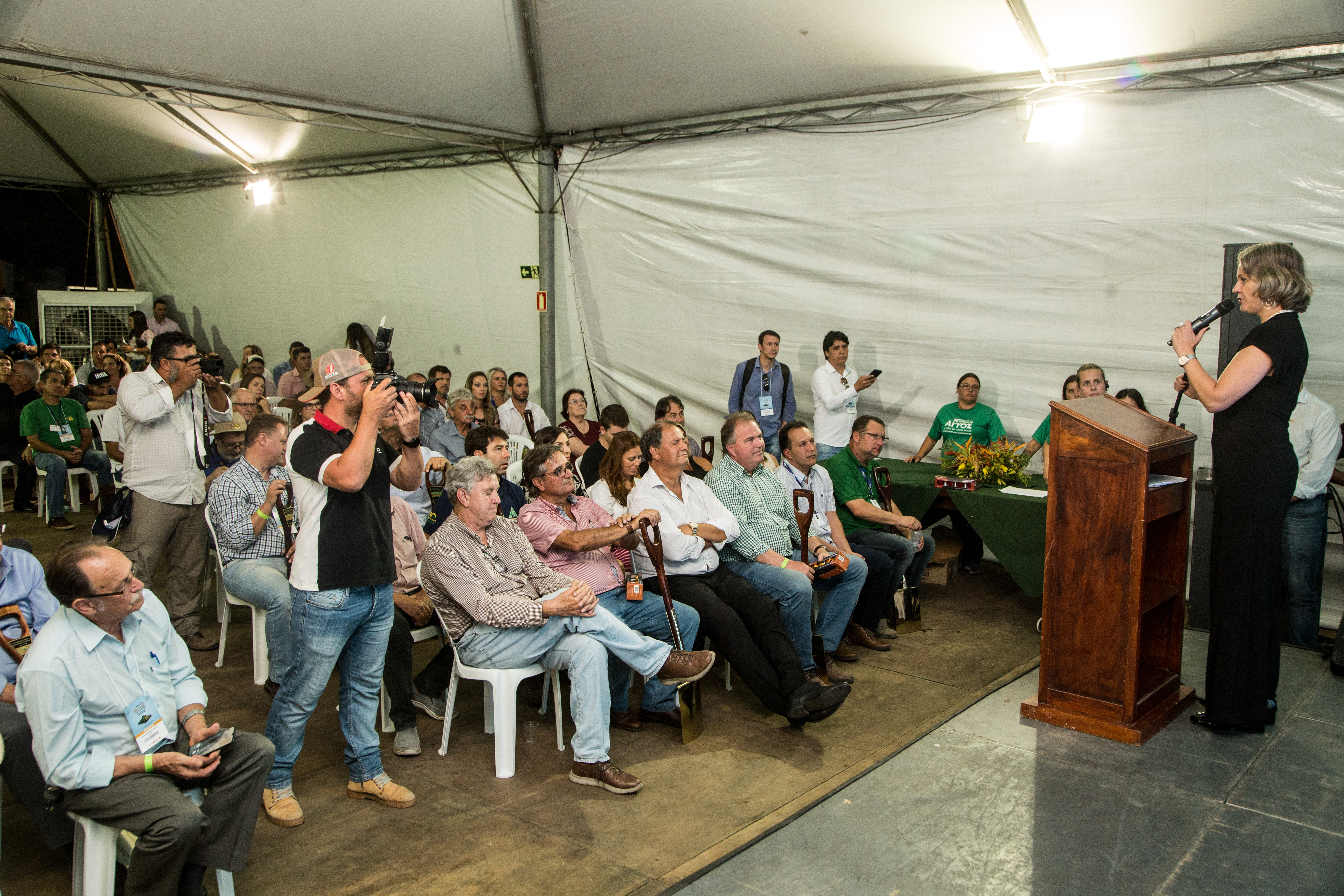 Prêmio ‘Pá do Arroz’ foi conferido a personalidades que contribuem com a orizicultura. Prefeita entregou-o ao superintendente do Porto do Rio Grande, Fernando Estima