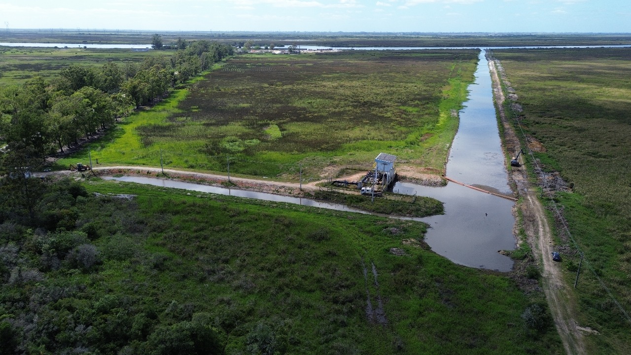 Autarquia realiza desassoreamento do canal de captação de água bruta e reforma no sistema de bombeamento para ampliar a vazão durante o verão