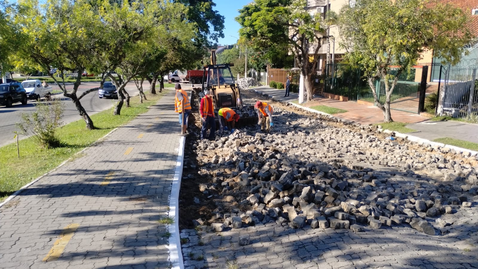 Equipe da Secretaria de Obras e Pavimentação melhora as condições viárias do trecho localizado entre a Gonçalves Chaves e a JKO