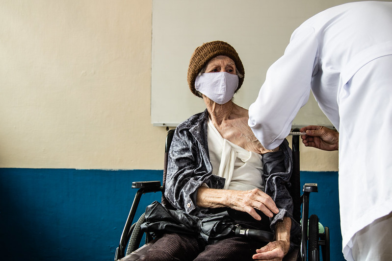 Pessoas com 60 anos ou mais podem agendar a imunização pelo telefone das UBSs, com os agentes das Unidades com Estratégia de Saúde da Família ou pelo número (53) 3284–7745