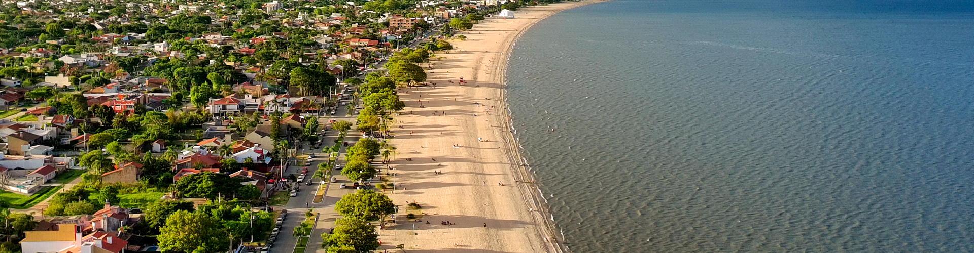 Programação promovida pela Prefeitura e pelo Sesc movimenta a orla com shows, dança, cinema e esportes até março