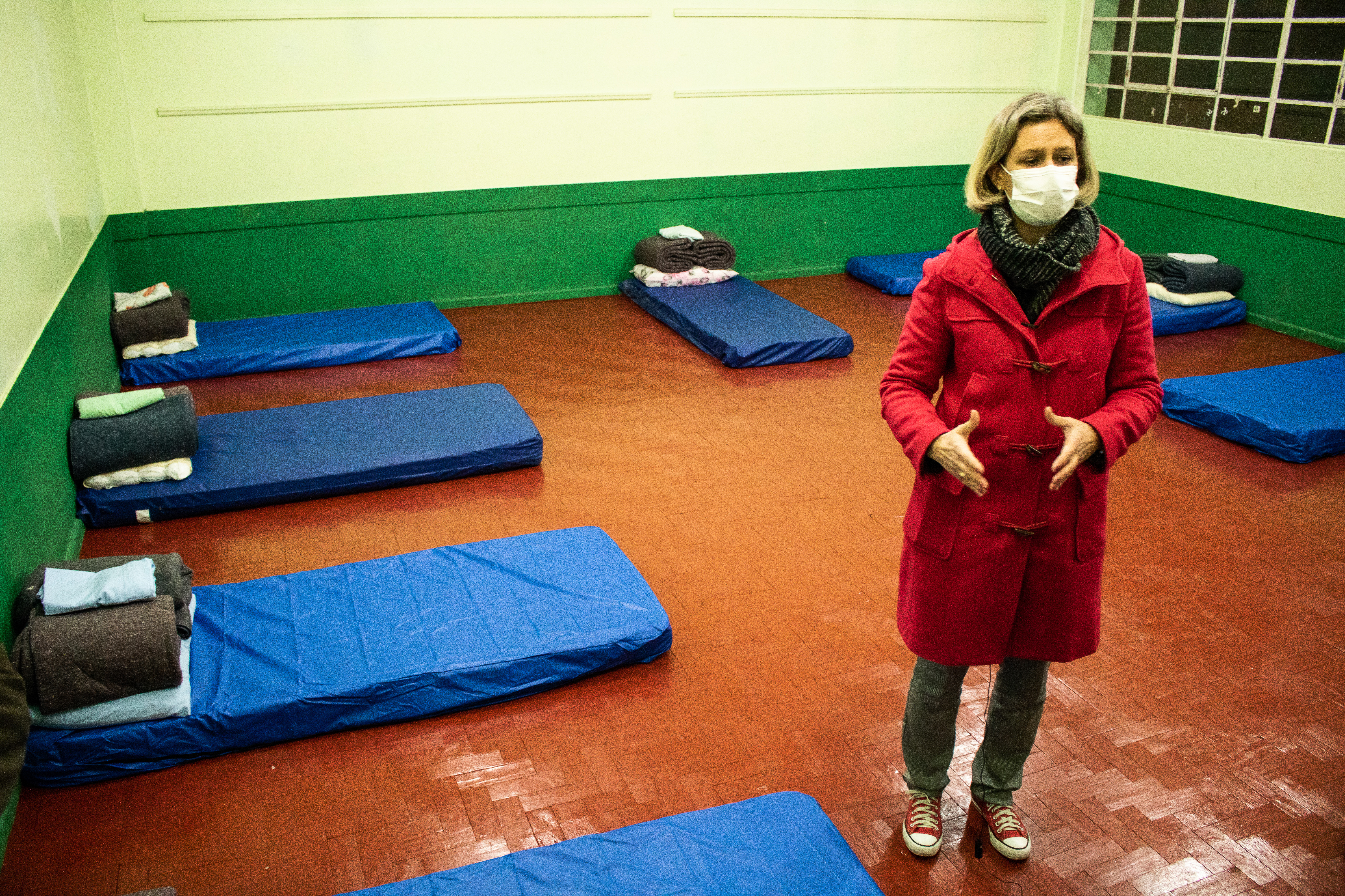 A prefeita Paula Mascarenhas acompanhou a chegada dos primeiros usuários nesta terça-feira (27). Serviço destinado ao abrigo de pessoas em situação de rua e vulnerabilidade, e seus pets, ficará aberto até domingo (1º/8),  enquanto ocorrer a frente fria