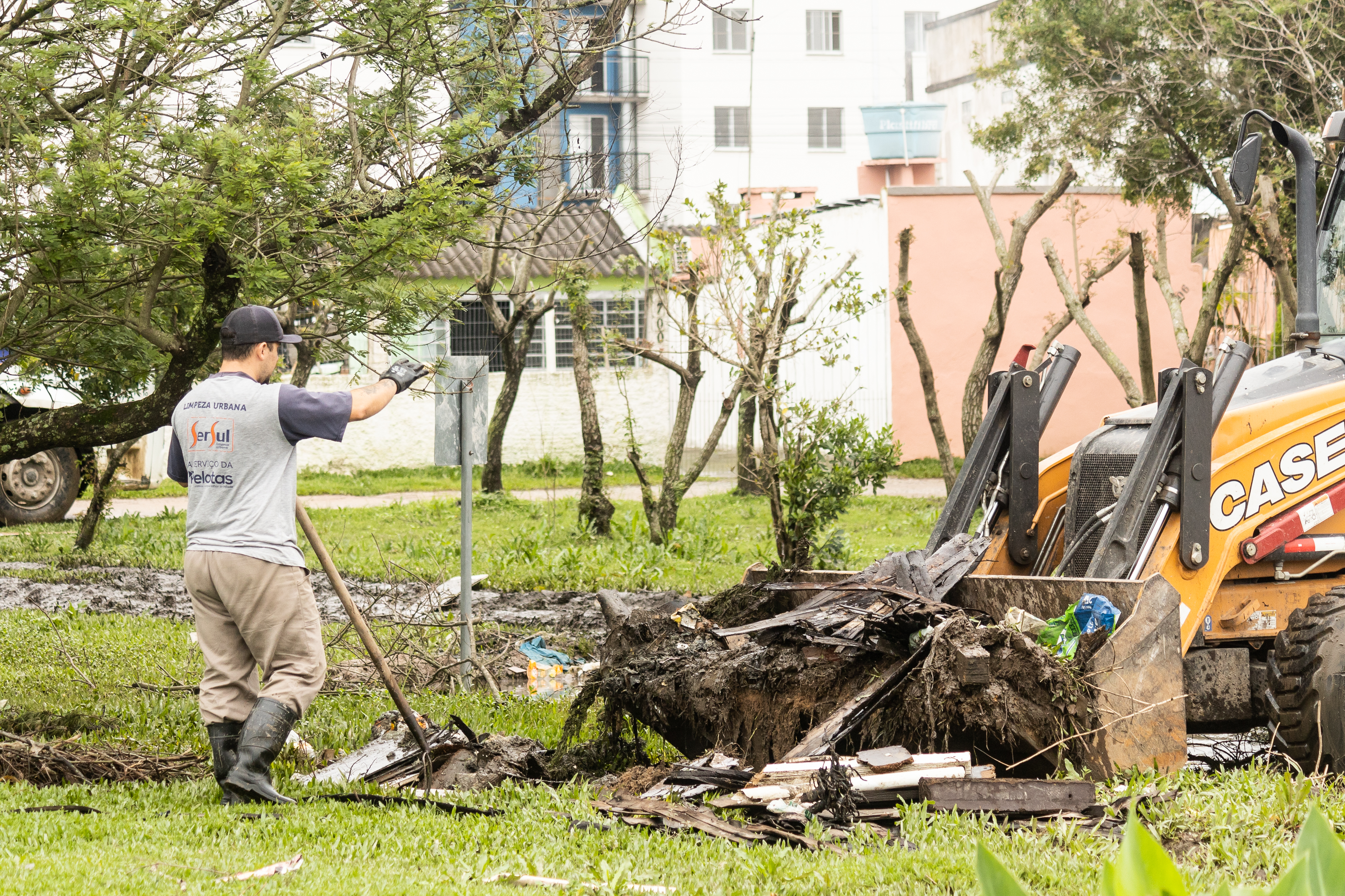 Prefeitura intensifica ações de limpeza e desobstrução de valas e agentes da Secretaria de Serviços Urbanos e Infraestrutura pedem apoio das comunidades
