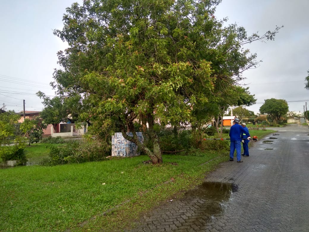 Equipes da Secretaria de Qualidade Ambiental estiveram na Guabiroba e na Vila Hilda