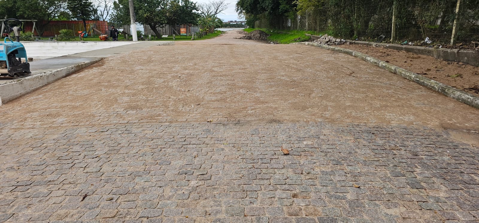 Outras frentes da Secretaria de Obras fizeram tapa-buracos, reparos em unistein e limpeza e remoção de aterro para preparo de via para requalificação