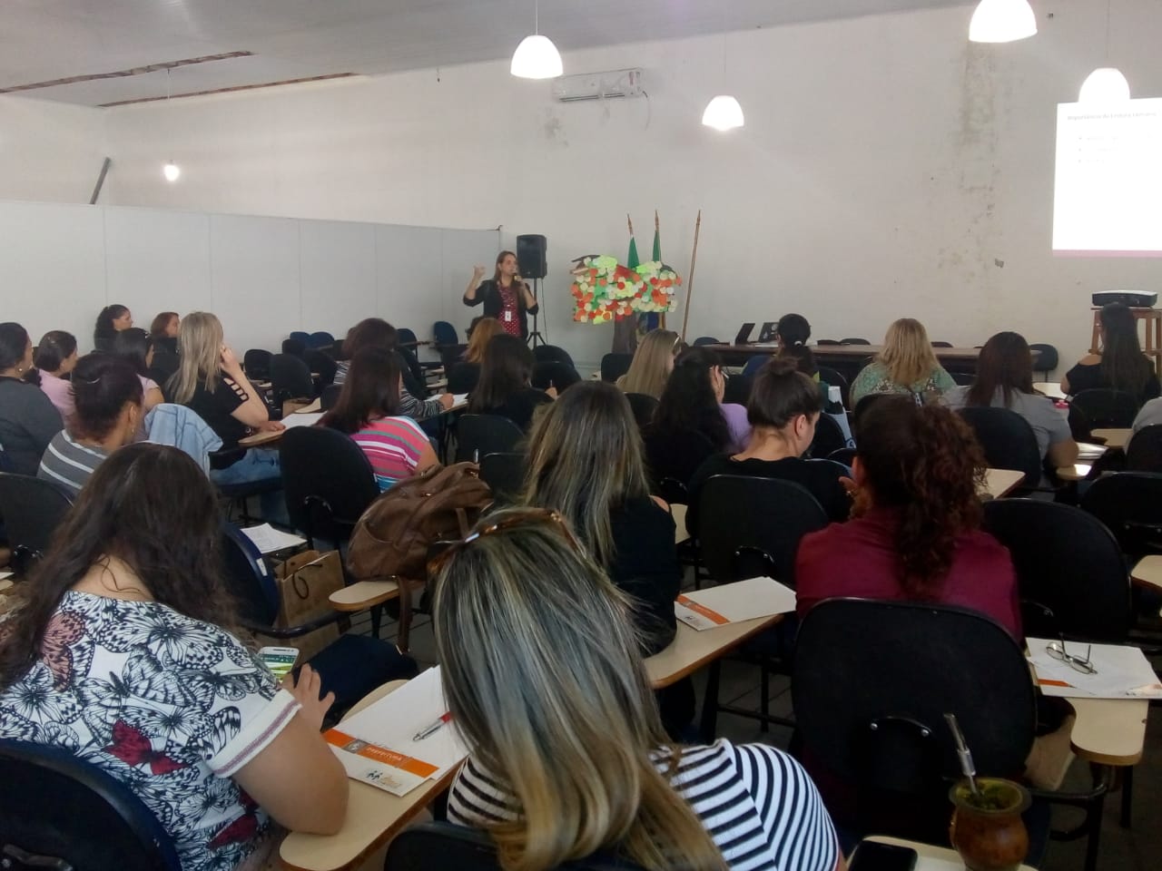 Especialista palestrou acerca da relevância de trabalhar a literatura desde o público infantil