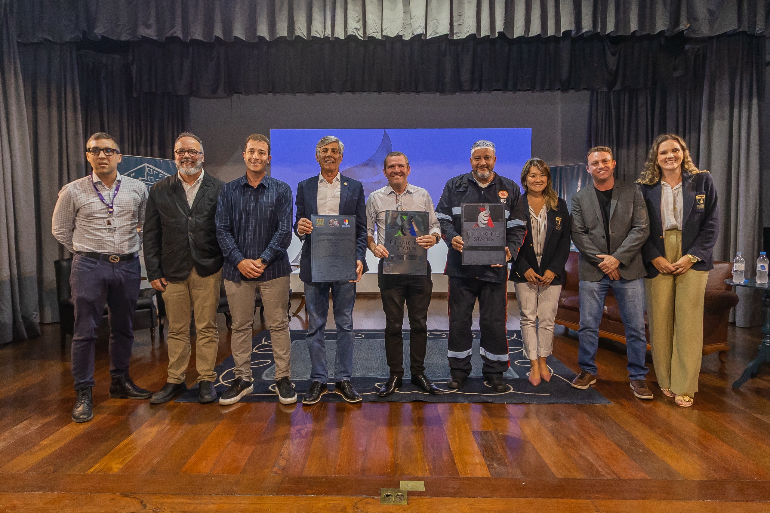 Prefeito participou da cerimônia de entrega do certificado “Cidade Angels”, um reconhecimento internacional