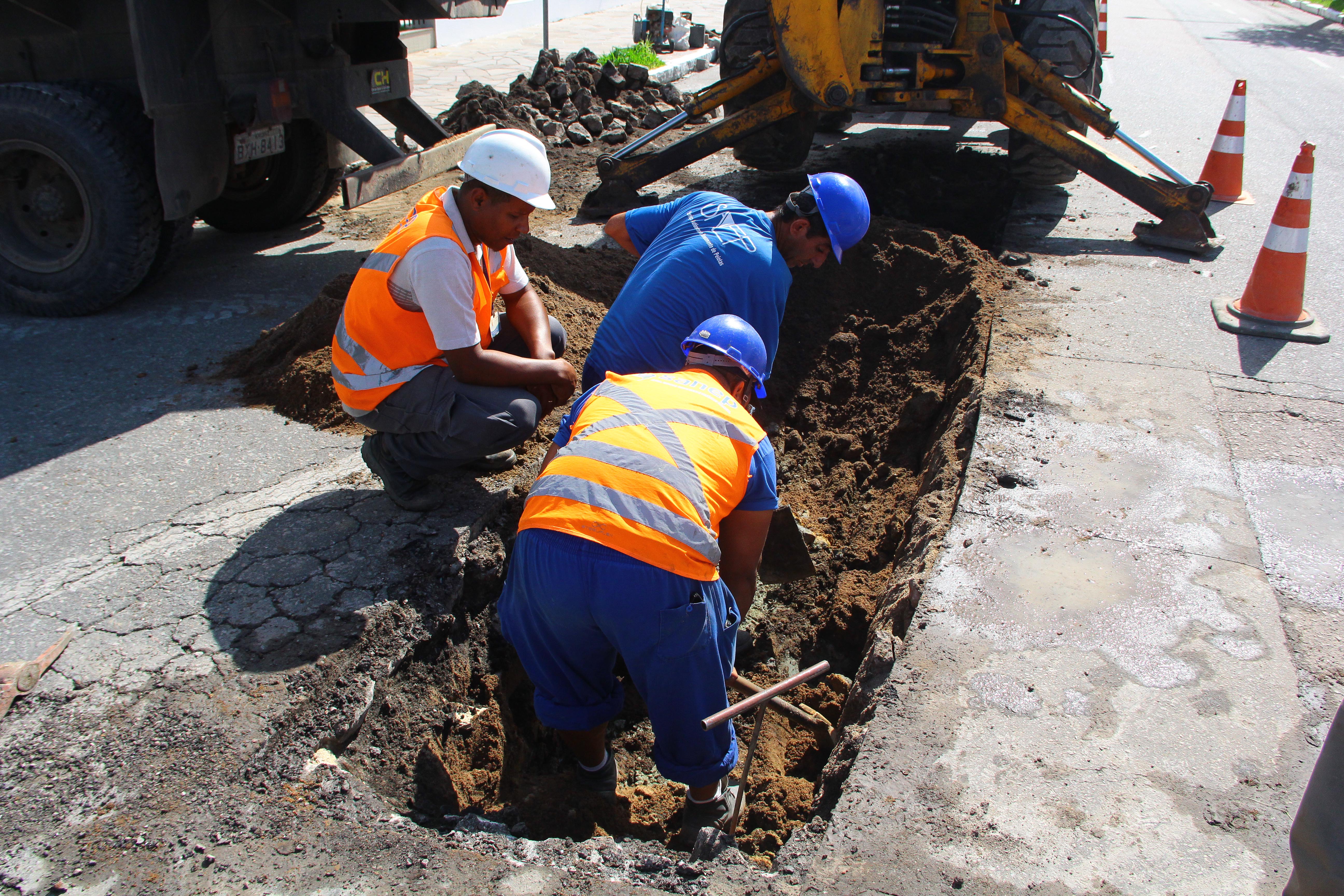 Autarquia antecipa troca das tubulações antigas por novas antes da colocação de asfalto na via. Obra altera rota dos ônibus já na segunda-feira