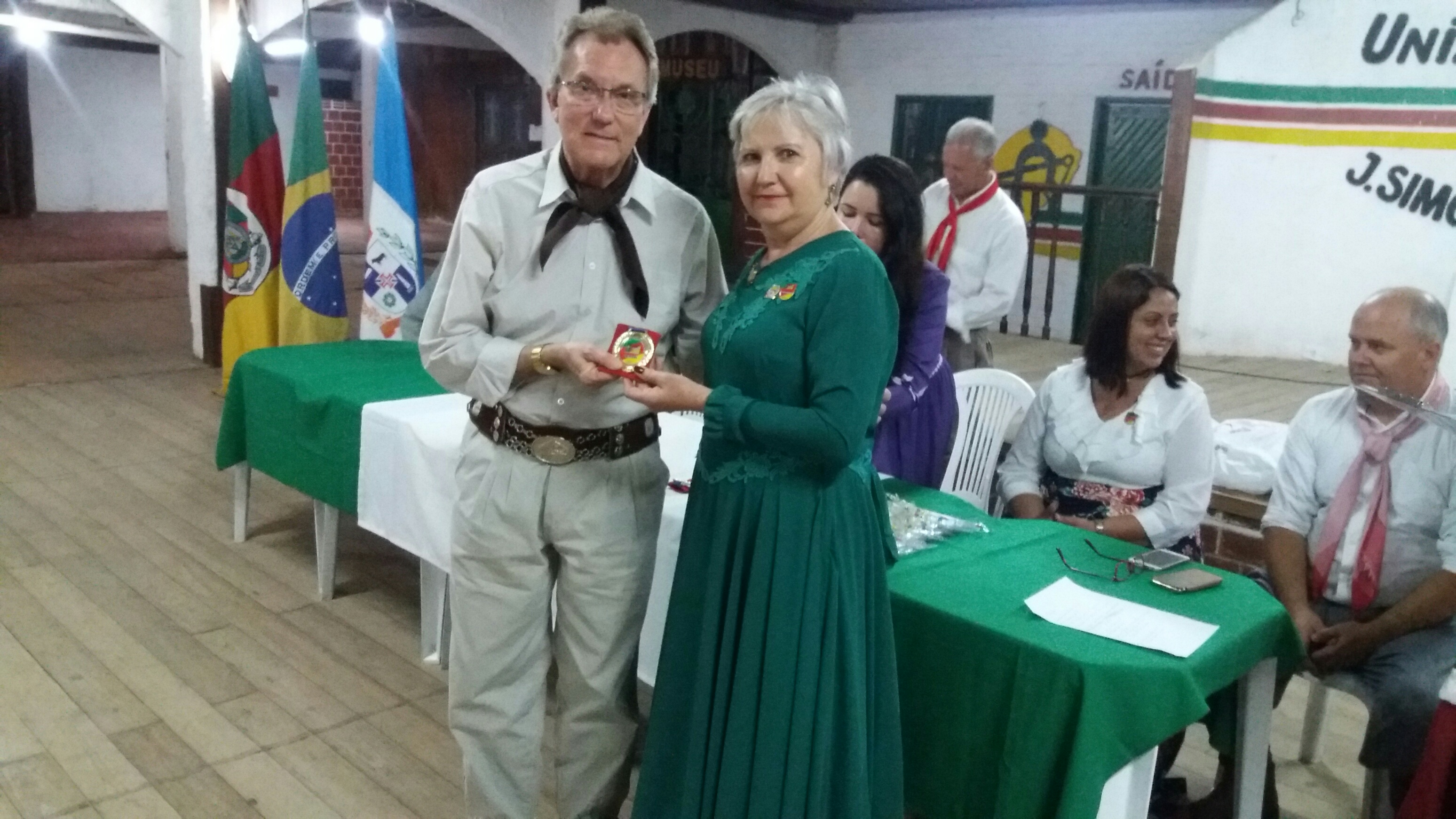 Idemar representa Paula na cerimônia de entrega da medalha