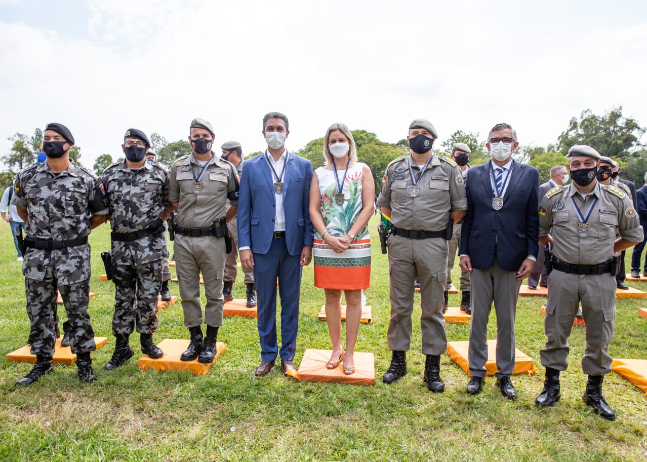Prefeita recebeu uma comenda do CPChq da Brigada Militar do Estado durante solenidade de aniversário de um ano da instituição
