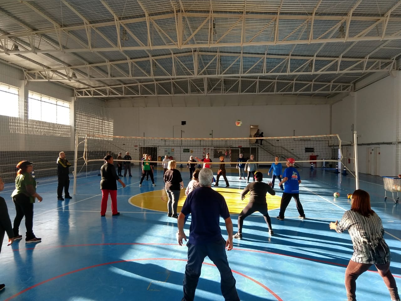 Modalidade adaptada do vôlei será disputada neste domingo, no Ginásio Municipal