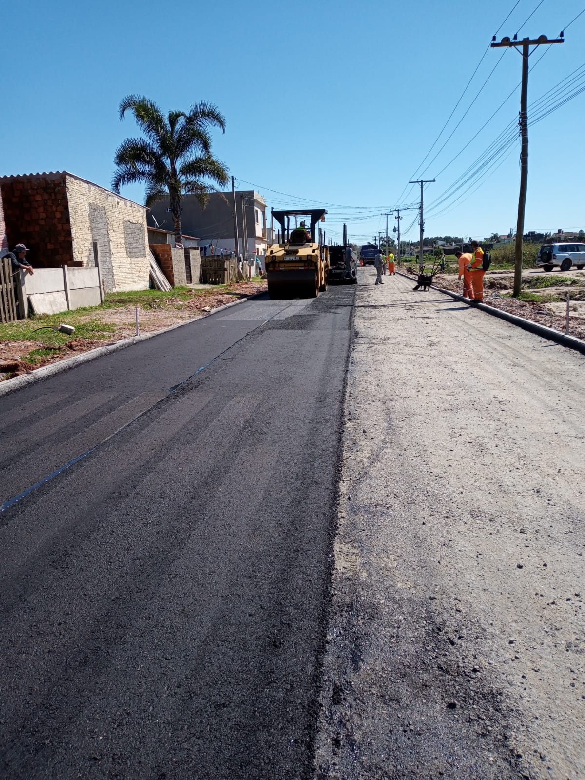 Pavimentação abrange 700 metros de extensão e complementa segmento já requalificado