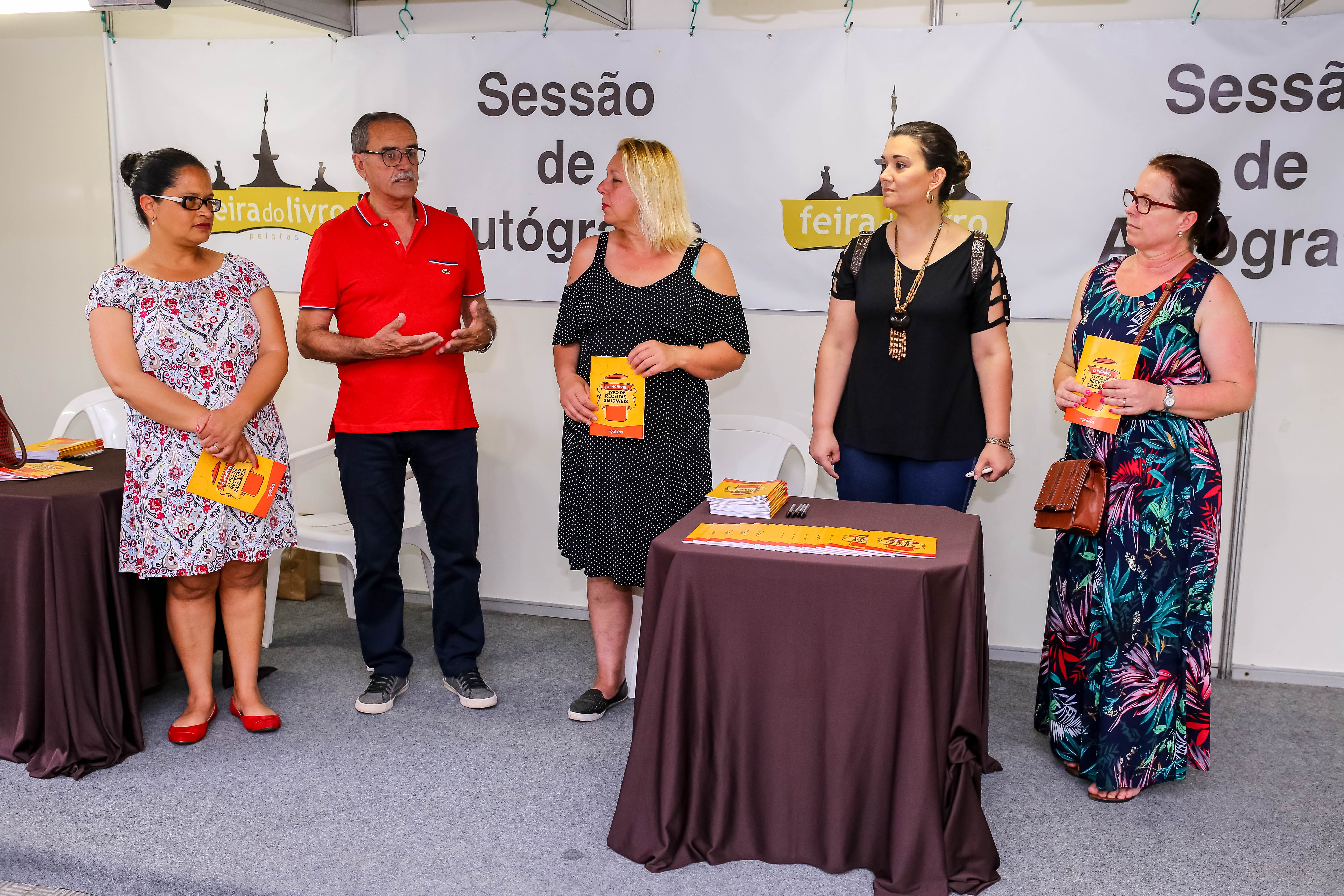 Sessão de autógrafos foi na Feira do Livro, no fim da tarde deste domingo (11)