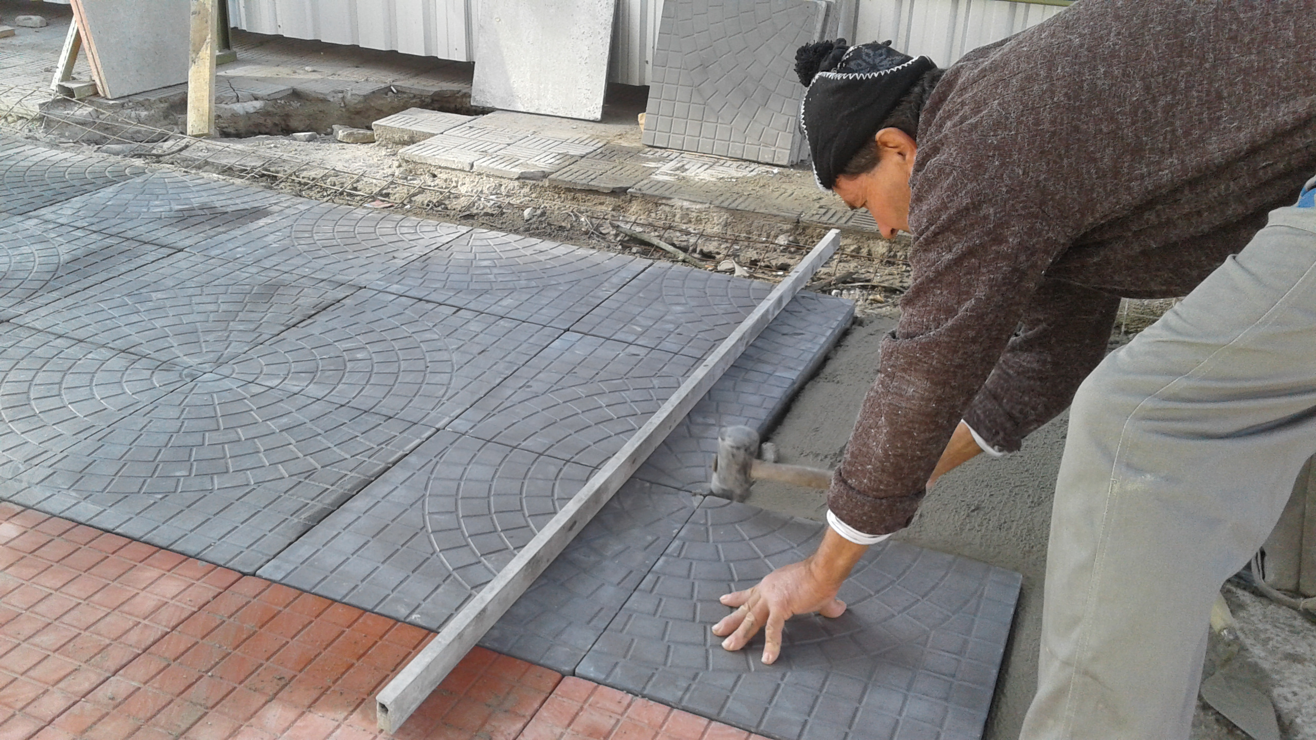 Em palalelo, avança o assentamento de lajotas do piso definitivo