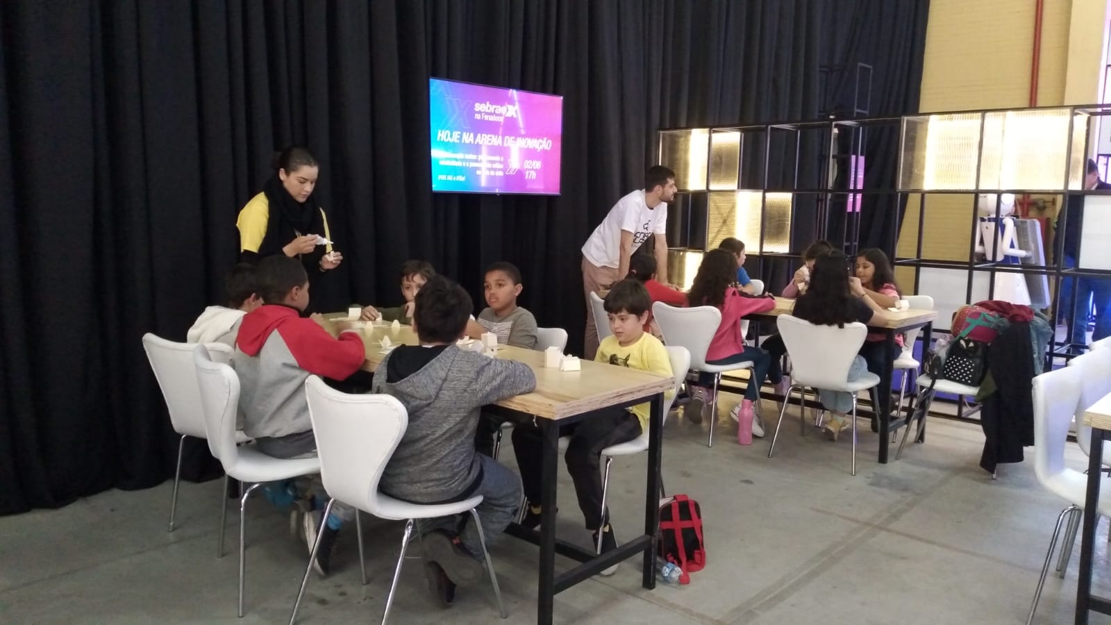 45 alunos das Emefs Balbino Mascarenhas e Bruno Chaves participaram da oficina ofertada pelo Criar-Lab na Arena Sebrae X em parceria com o Centro Tecnológico Educacional da Smed