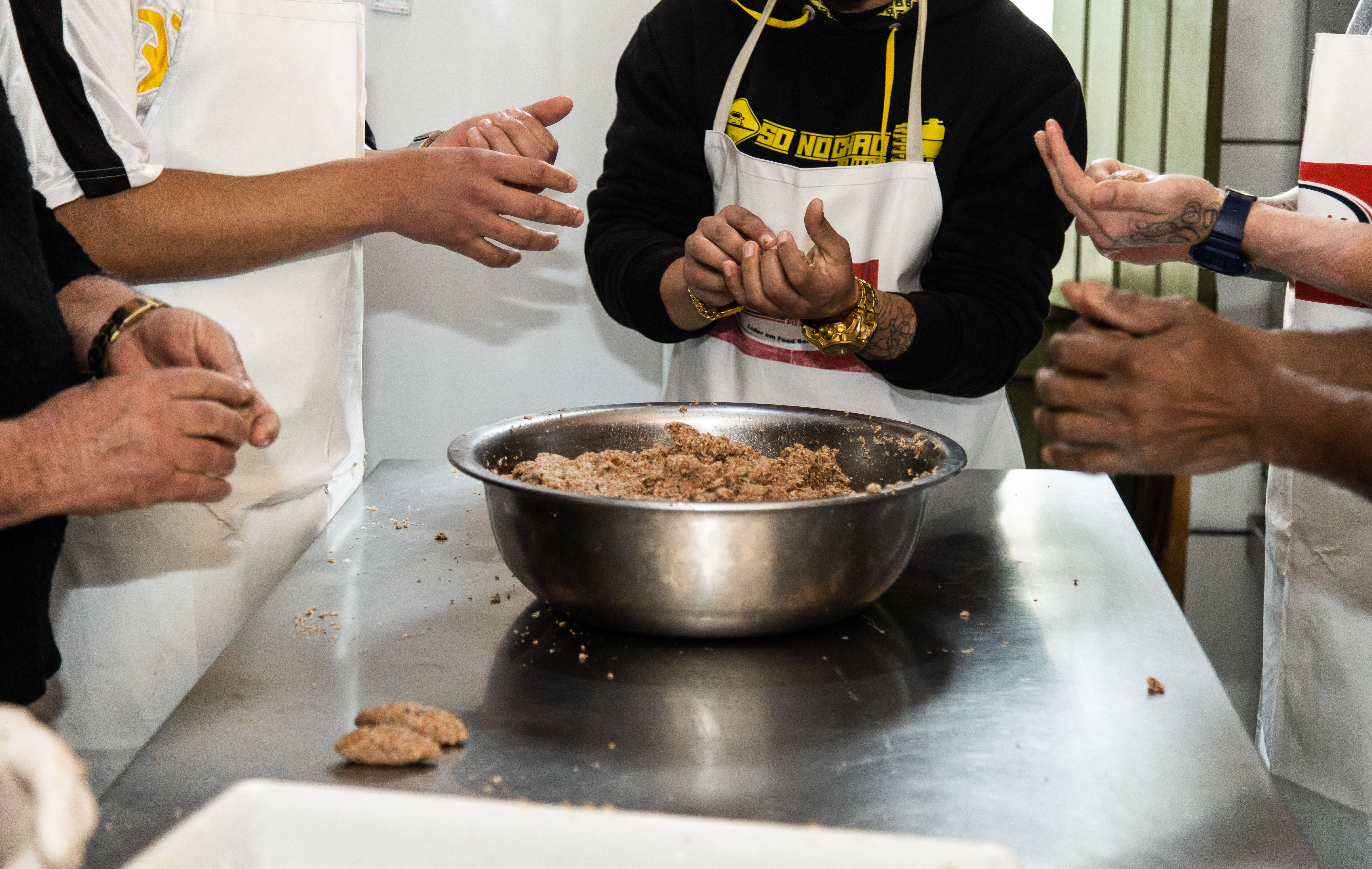 Dezessete recuperandos participam da Oficina de Salgados, uma parceria do Município, pelo Mapa de Oportunidades. Alimentos serão distribuídos na comemoração dos cinco anos do Pacto Pelotas pela Paz