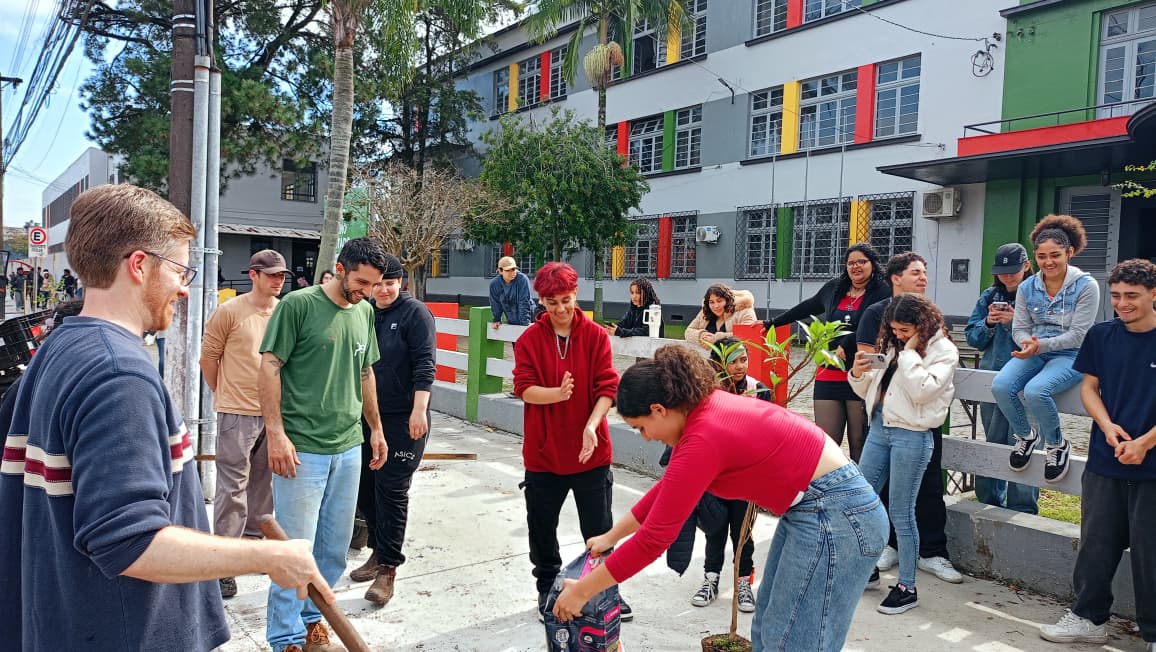Projeto levou 20 mudas de árvores nativas para a rua Antônio dos Anjos e dá continuidade às ações realizadas em parceria com escolas