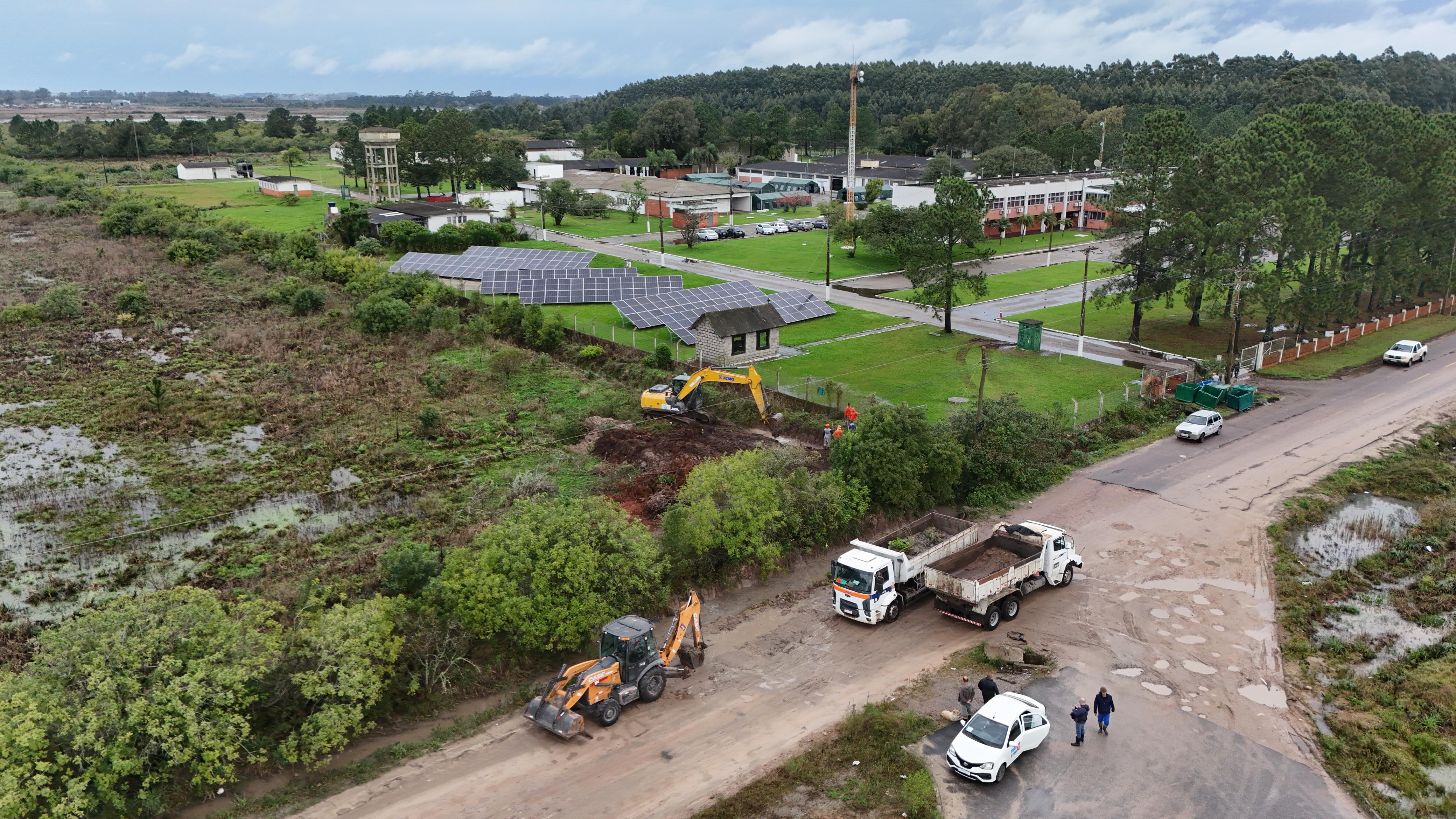Além da entrega de telhas e lonas, há espaço para atendimento imediato de até 110 pessoas. Chuva chegou a 111,4 milímetros ao meio-dia desta segunda-feira (17)