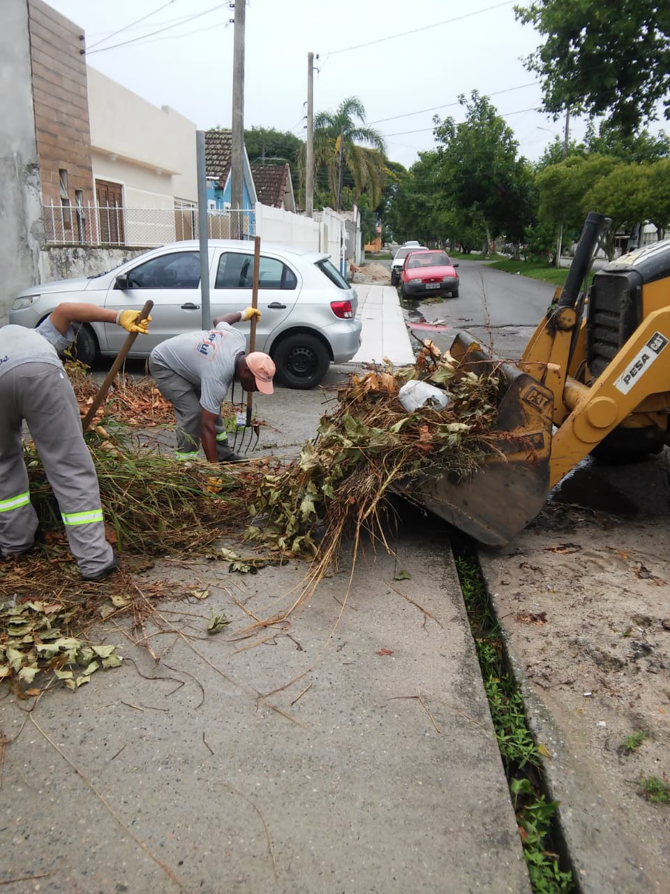 Trabalho de limpeza urbana é realizado em vários pontos