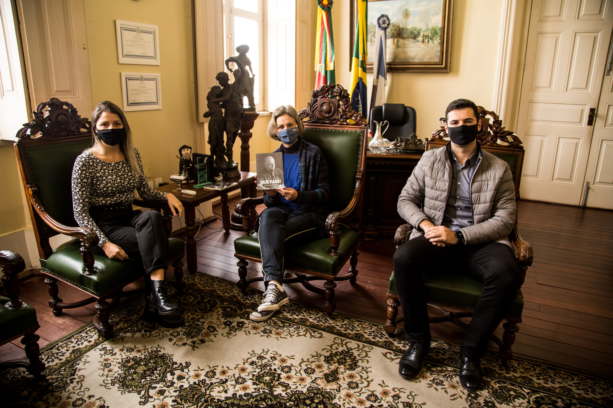 Filhos do comunicador fizeram a entrega de dois exemplares da autobiografia, que conta histórias pessoais e profissionais de Sérgio