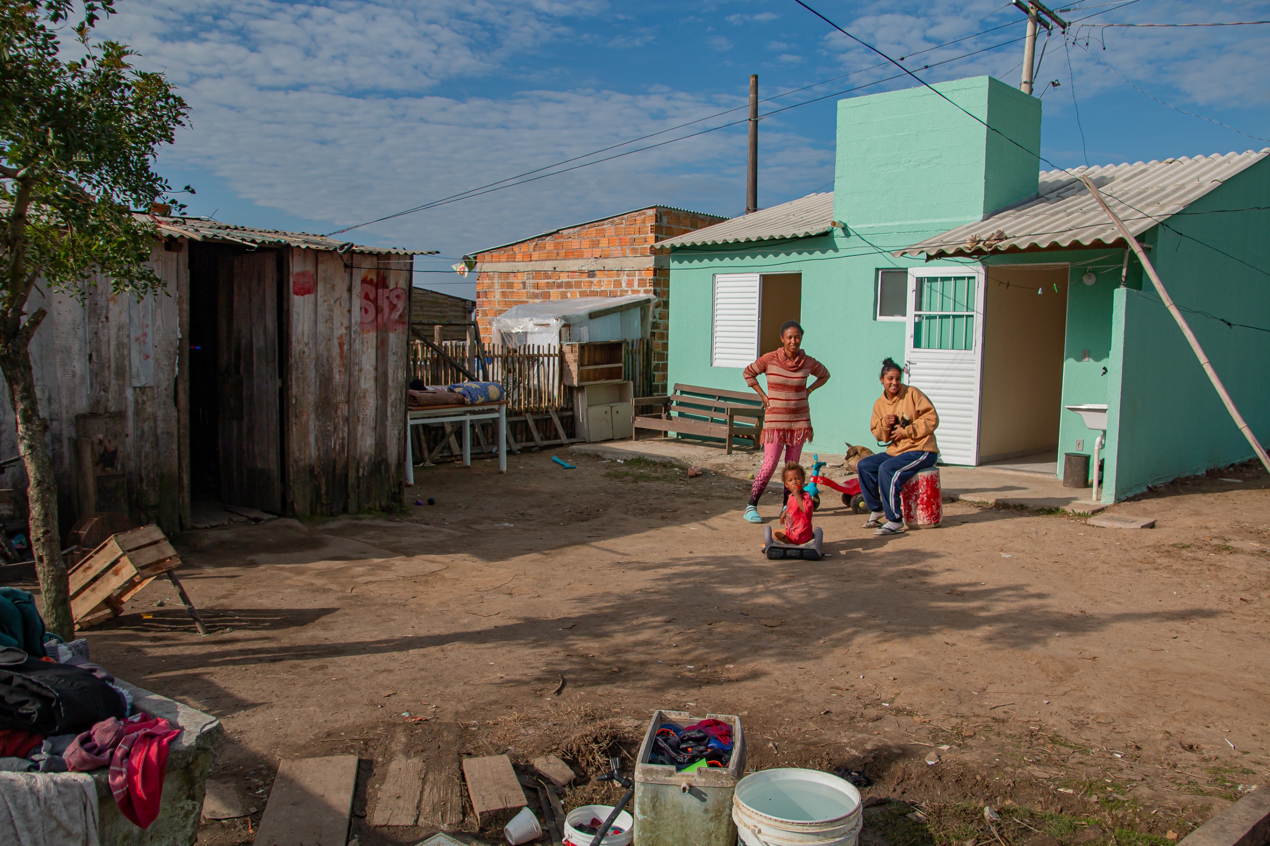 Imóveis foram construídos em terrenos onde famílias viviam em situação precária