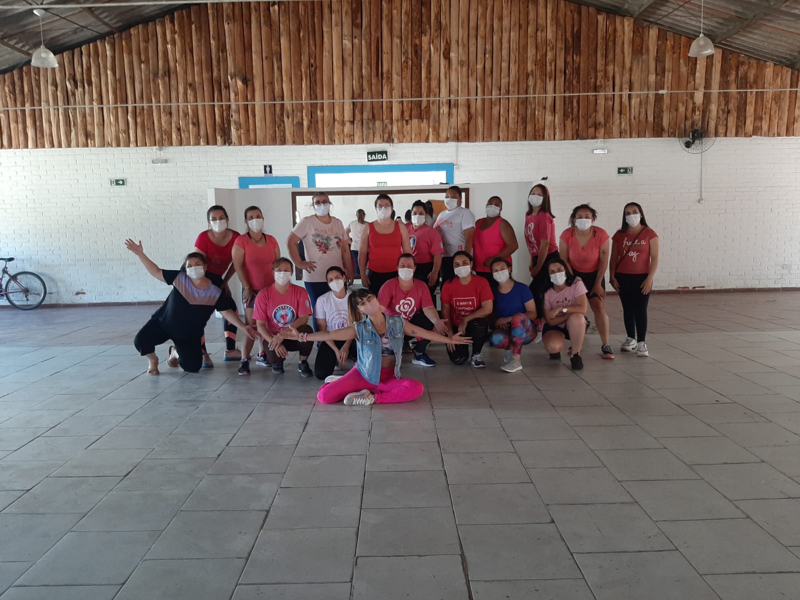 Servidoras da Unidade de Saúde participaram de aulas de zumba e receberam orientações sobre a prevenção do câncer de mama, além de dicas para manter uma alimentação saudável