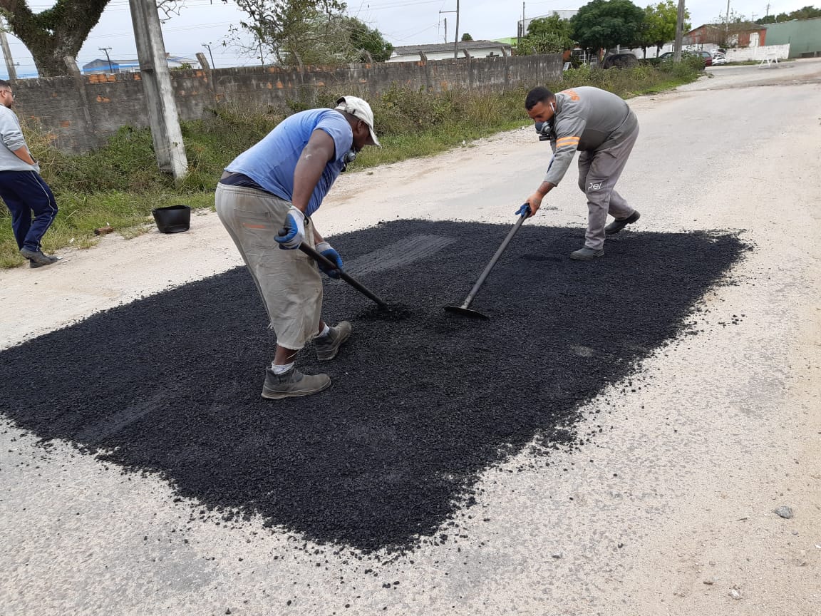 Consertos demandam o emprego de 12 toneladas de material asfáltico