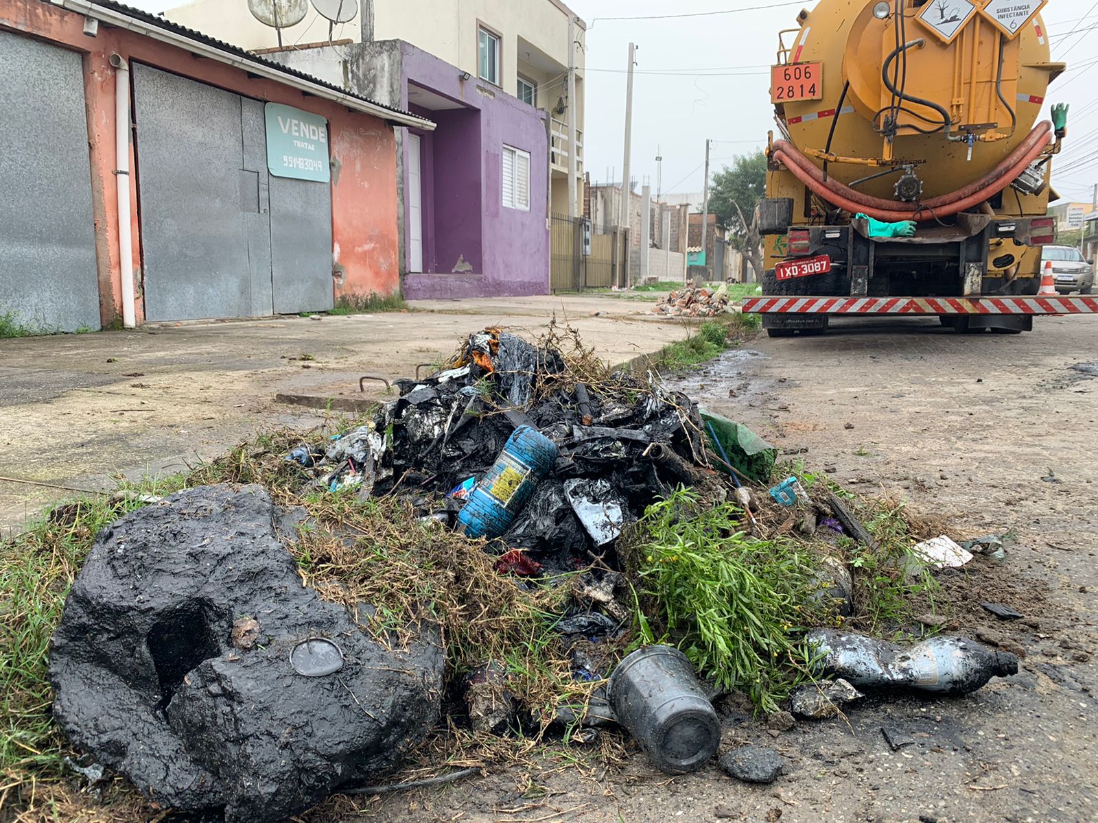 Equipe de Drenagem trabalha na desobstrução dos bueiros da rua Salvador Hitta Porres, no Fragata