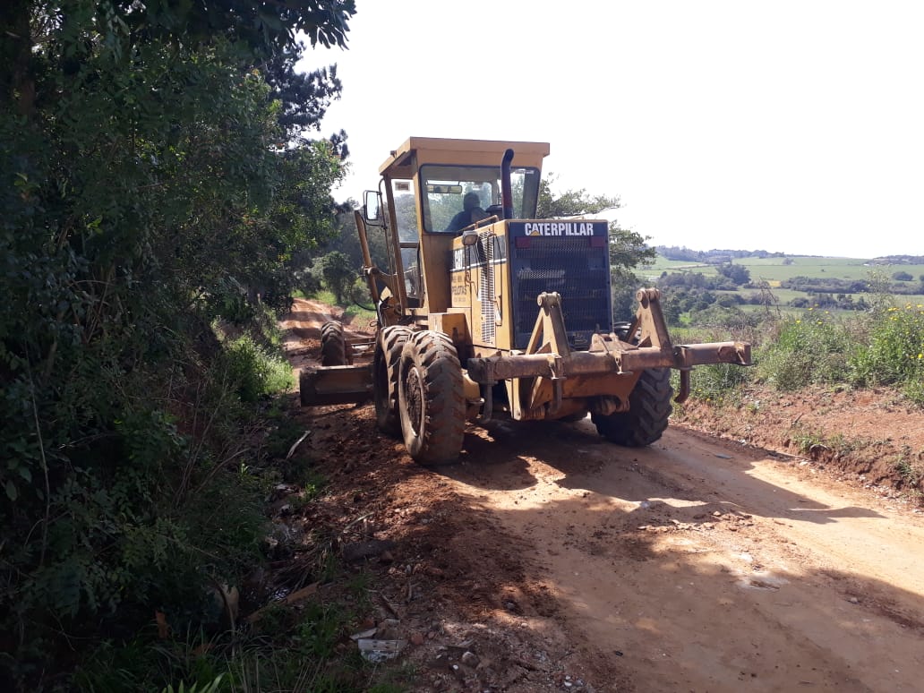 No feriado farroupilha, homens e máquinas foram ao Cerrito Alegre em regime de mutirão
