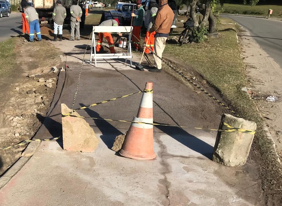 Desde quarta-feira, equipes trabalham em reparos na ciclovia da Domingos de Almeida e em tapa-buracos na Afonso Pena e Santo Michelon