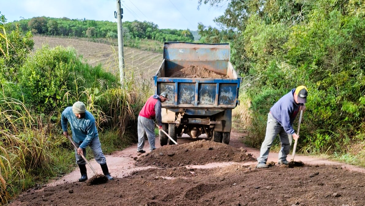 Obras são realizadas na vila Maciel e na estrada da Barbuda, no Monte Bonito