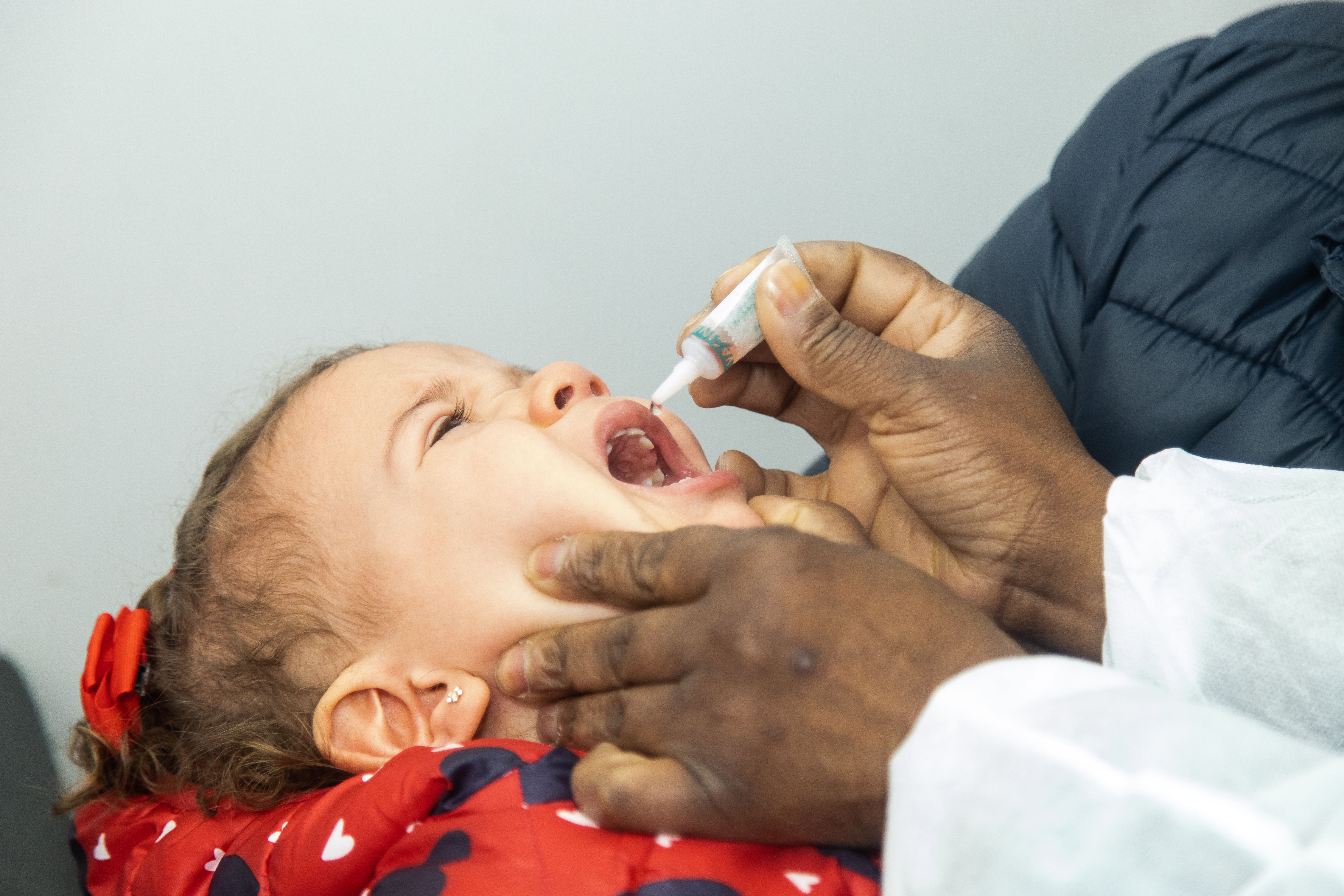 Até o dia 9 de setembro, população pode se dirigir às UBSs, ao Centro de Especialidades e aos ambulatórios da UFPel e UCPel para vacinar menores, de 1 a 5 anos, contra a paralisia infantil, e crianças e adolescentes até 15 anos para atualizar a Caderneta