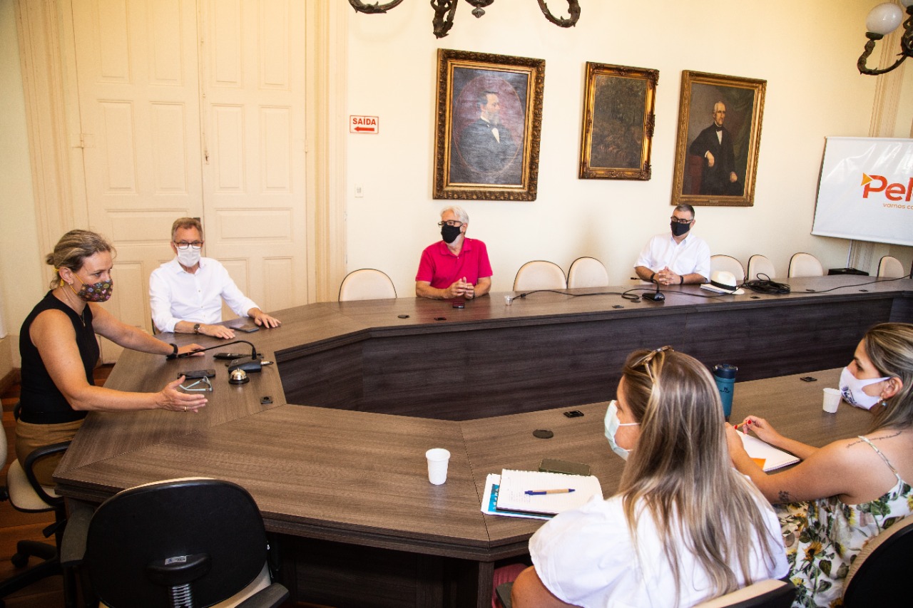 Prefeita se reúne com membros do Comitê Gestor de Tecnologia da Informação para traçar o planejamento de novos espaços on-line para facilitar a vida dos cidadãos
