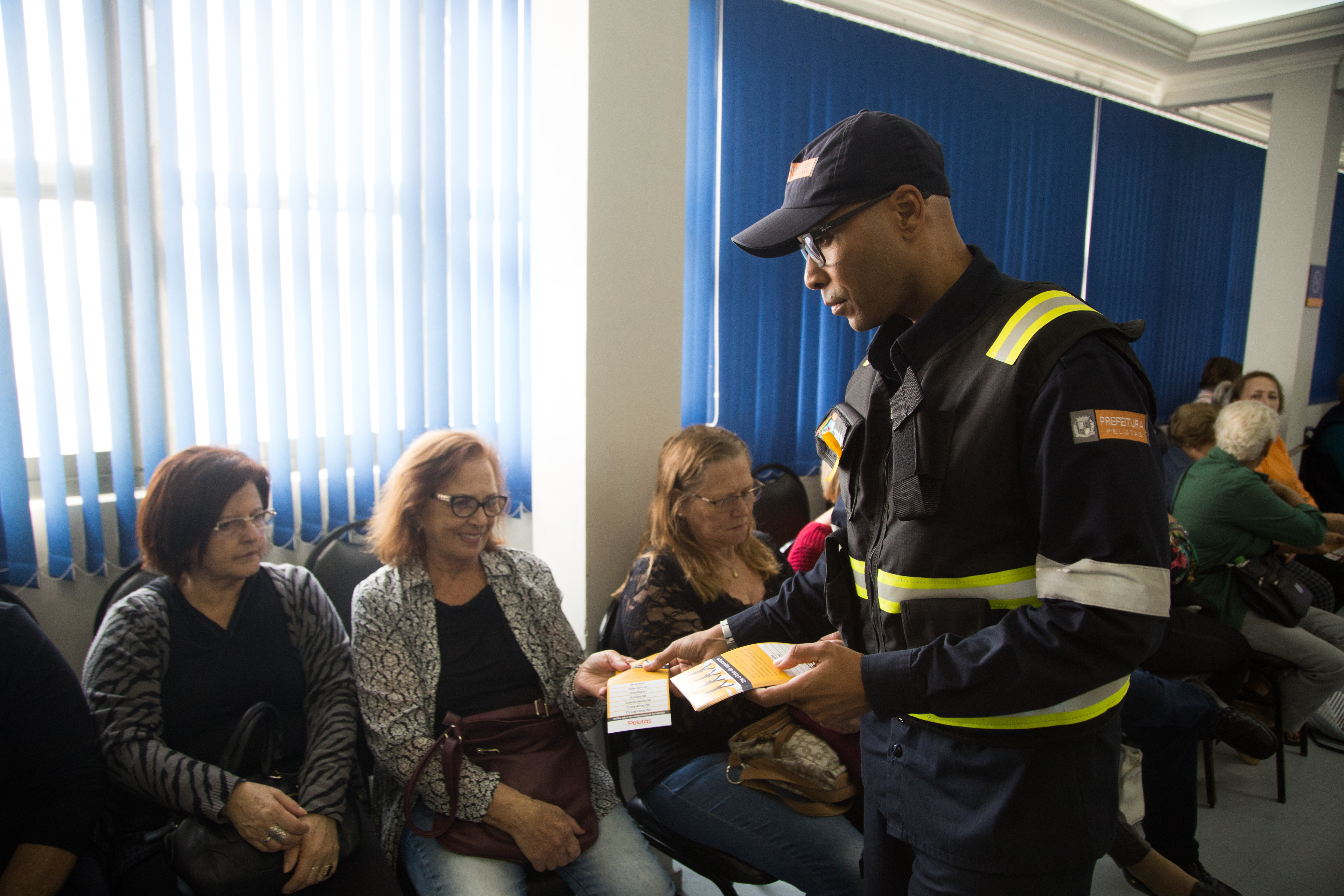 Agentes de trânsito realizam blitz e palestras voltadas aos bons hábitos na mobilidade