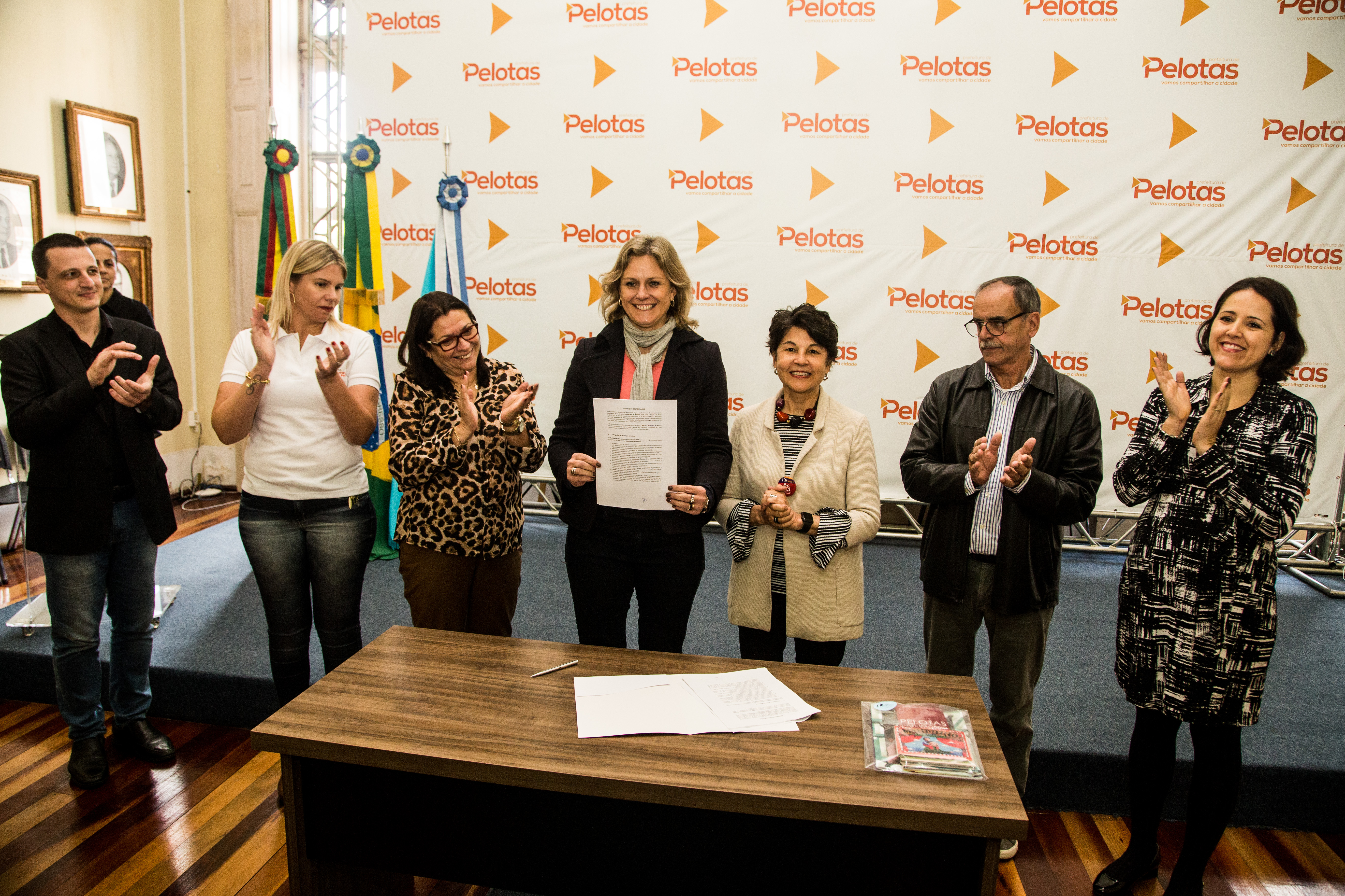 Prefeita oficializou colaboração entre o Município e a Associação Americana de Psicologia, nesta terça. Cidade é a primeira do mundo a instituir o ACT na rede municipal