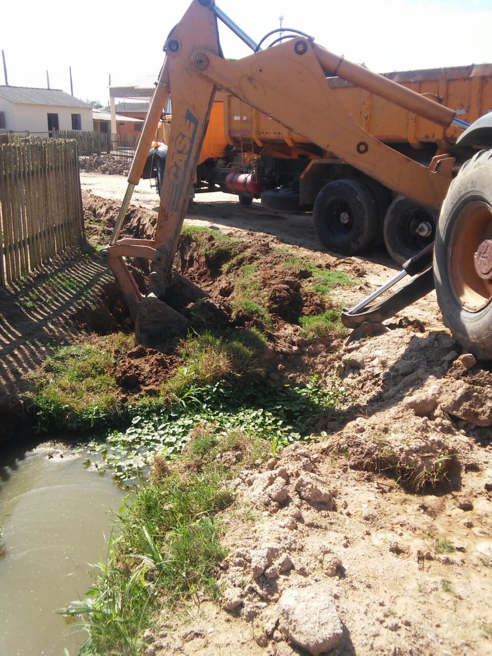 SSUI trabalha também em drenagem na avenida 22 de Maio, situada no bairro Três Vendas, e na Sanga Funda