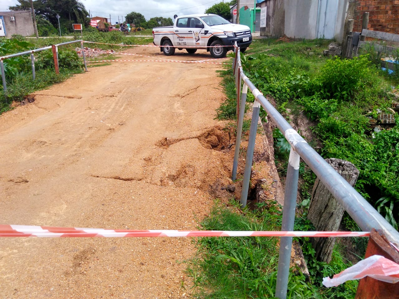 Estrutura que dá acesso à Emef Jornalista Deogar Soares foi danificada com o temporal que atingiu o município na madrugada de sexta para sábado