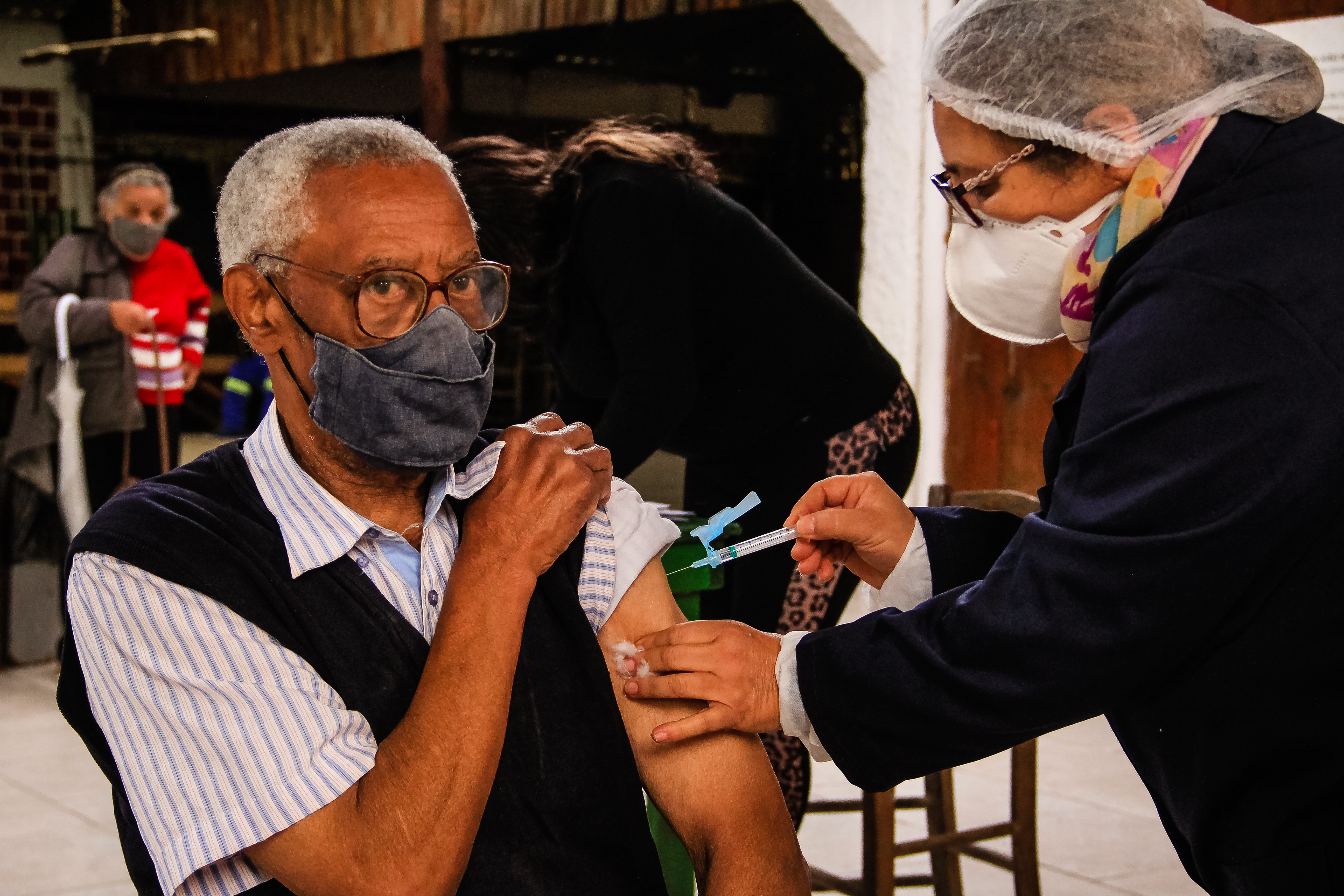Chegada de uma nova remessa de vacinas, enviadas pelo Estado, permitirá a conclusão da imunização para pessoas entre 64 e 62 anos
