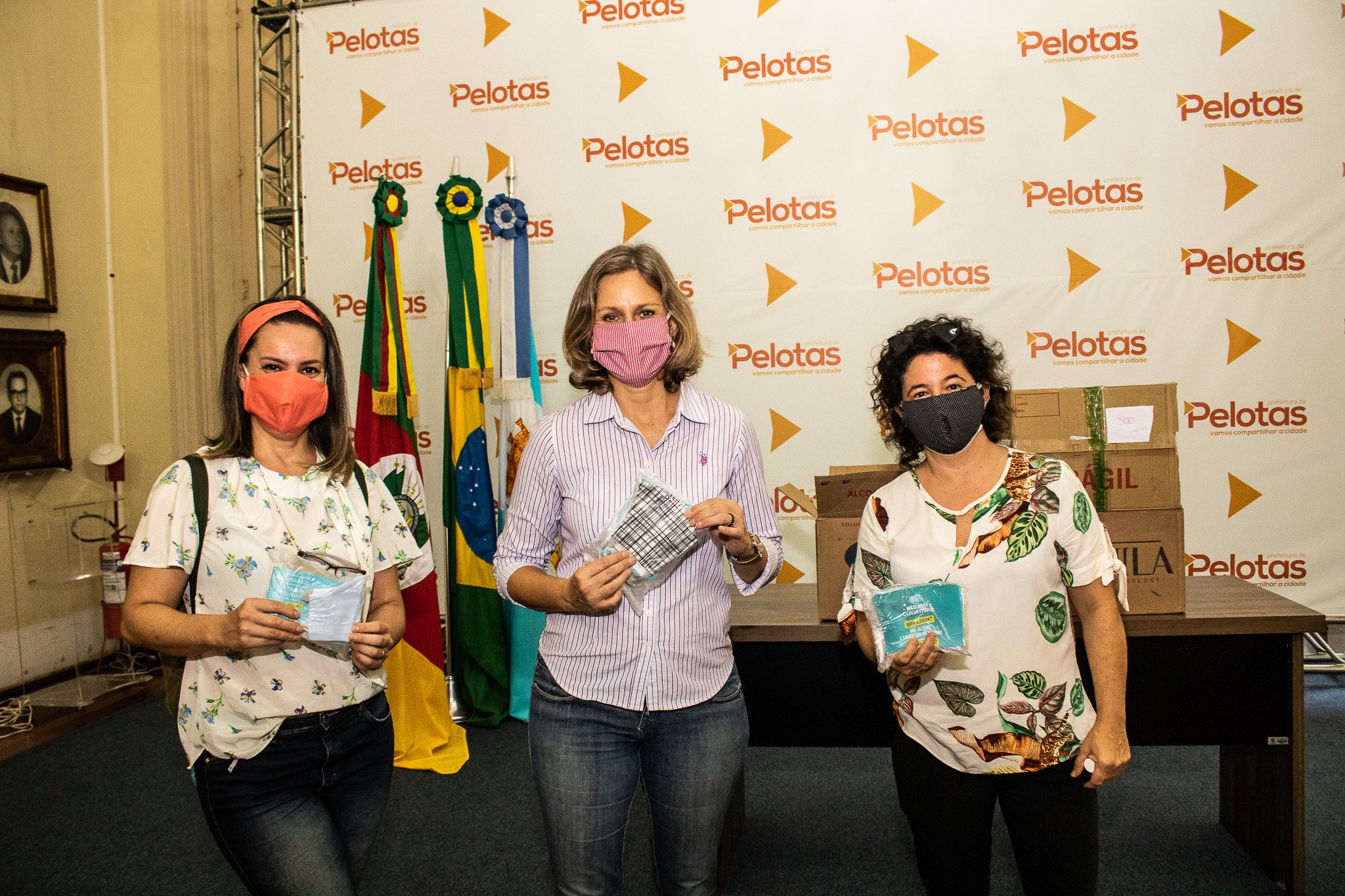 Grupo, que recebeu doação de tecidos de um cidadão, entregou material à prefeita Paula Mascarenhas