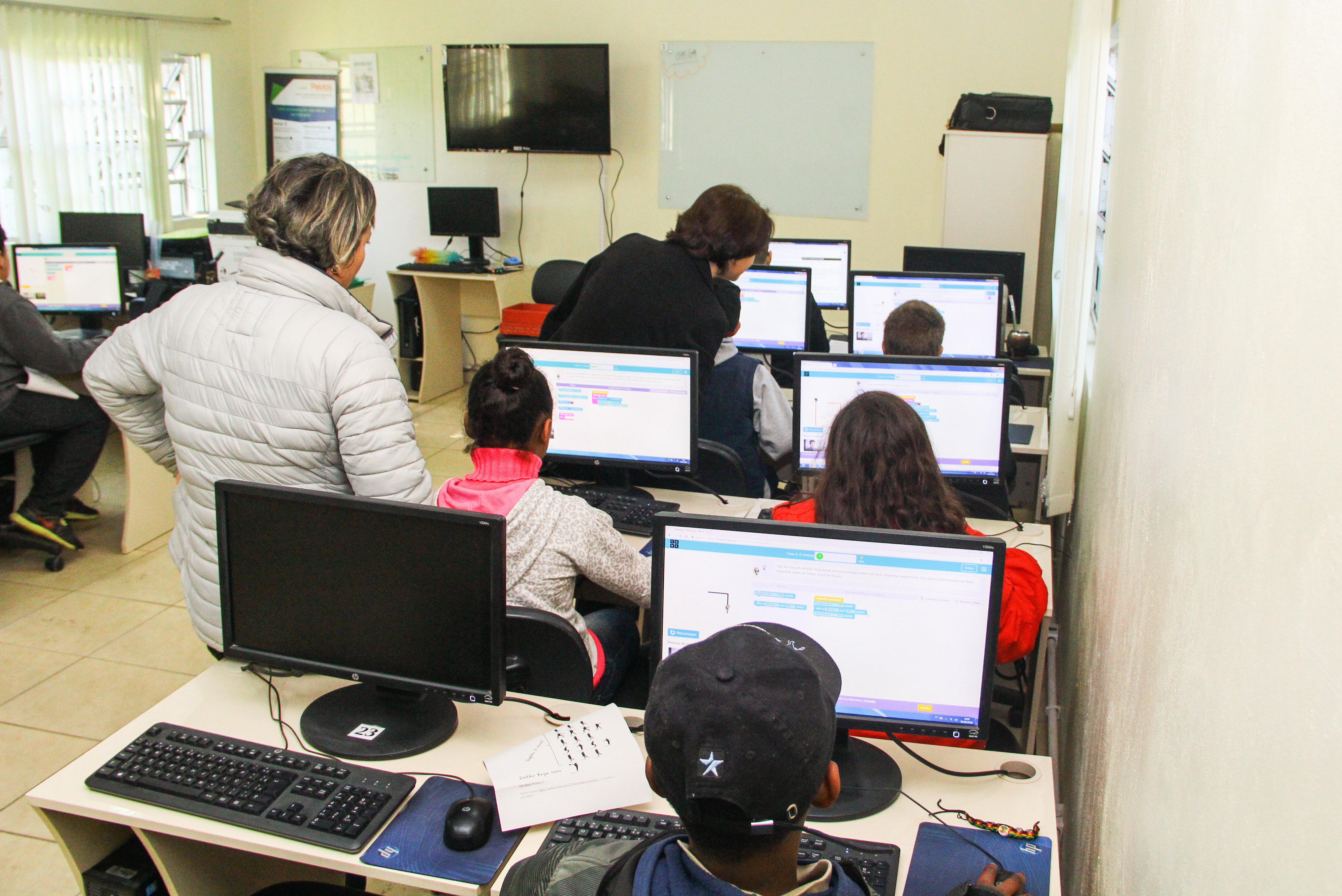 Cinco escolas municipais já possuem seus clubes de robótica, que trabalham com programação. Kits de robótica estão sendo adquiridos pela Smed