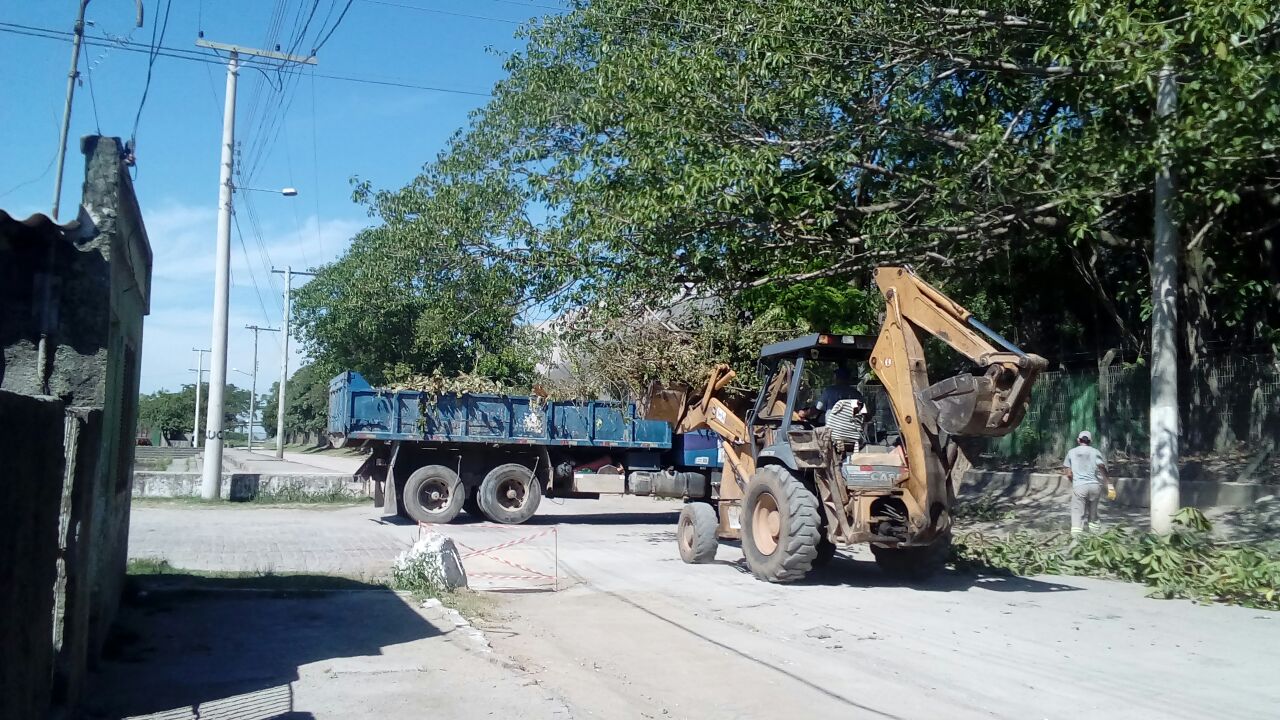 Muito trabalho de limpeza no inicio desta semana em vários pontos do município