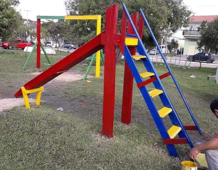 Desde o início do ano, os funcionários do setor de Praças têm instalado ou recuperado uma média de quatro brinquedos por mês